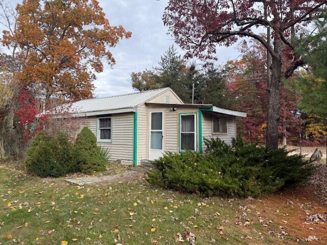 5541 S James Road Property Photo 1