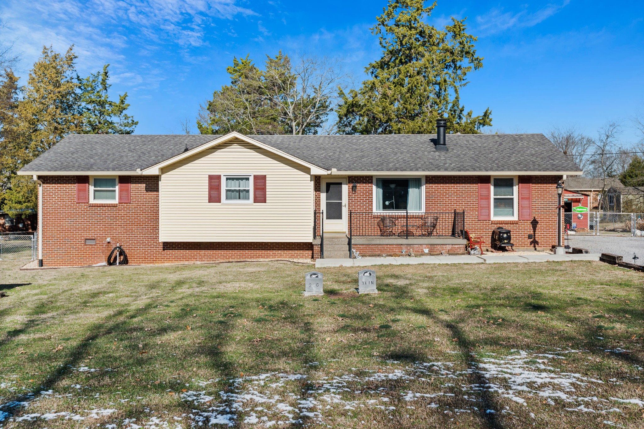 216 Akin St Property Photo 1