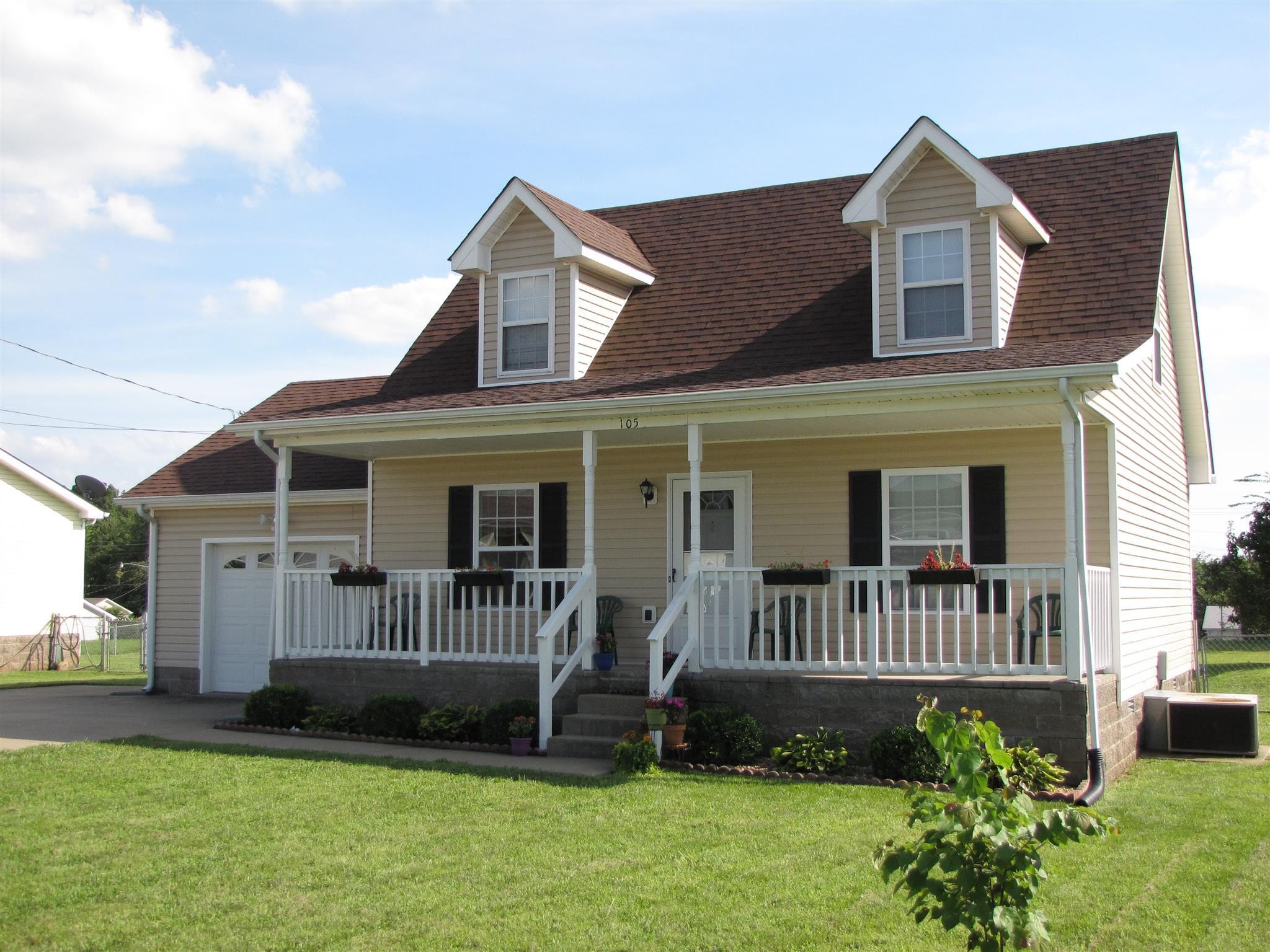 105 Gleaves Ln Property Photo 1