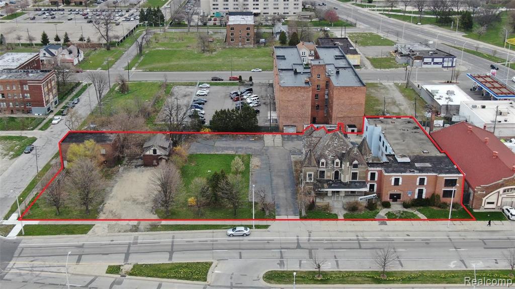 130 E Grand Boulevard Property Photo 1