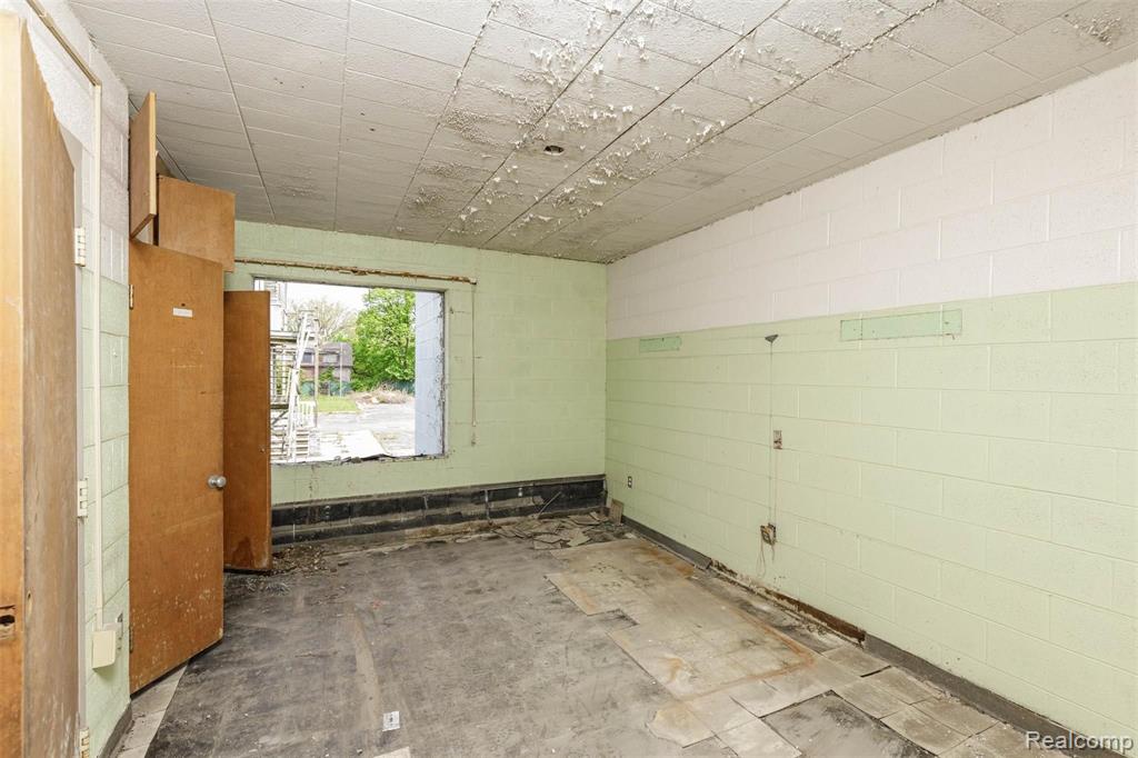 130 E Grand Boulevard Property Photo 43