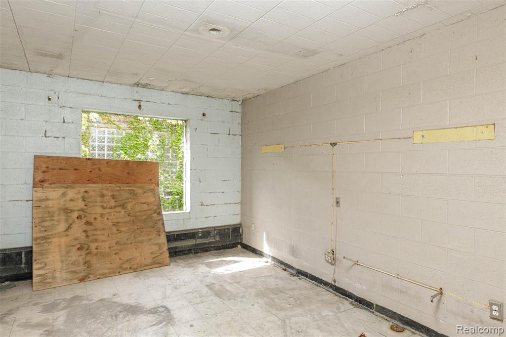 130 E Grand Boulevard Property Photo 46