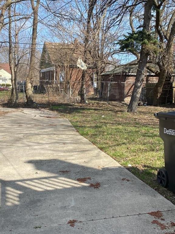 10865 E Outer Drive Property Photo 3