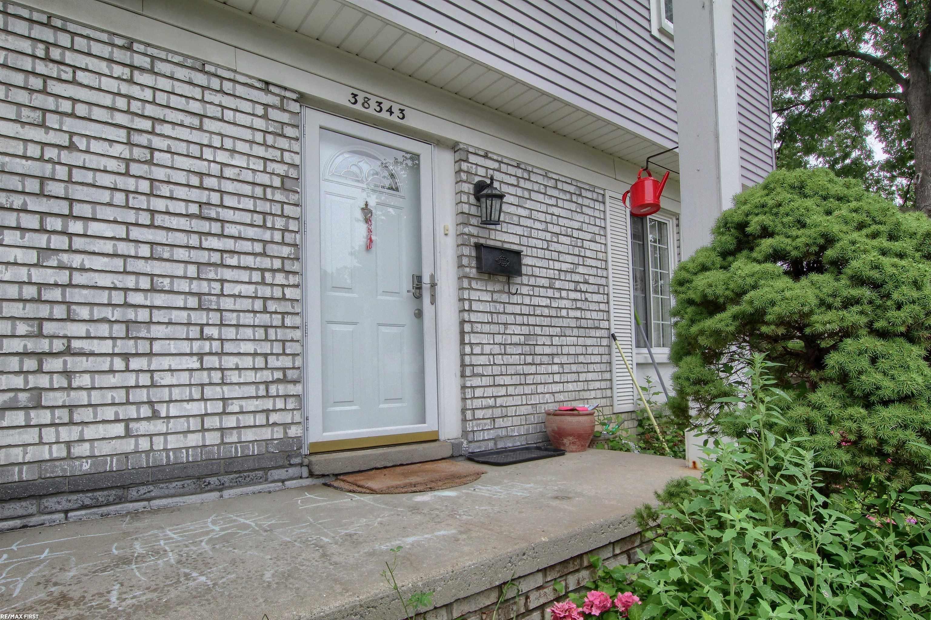 38343 Carolon Blvd Property Photo 2