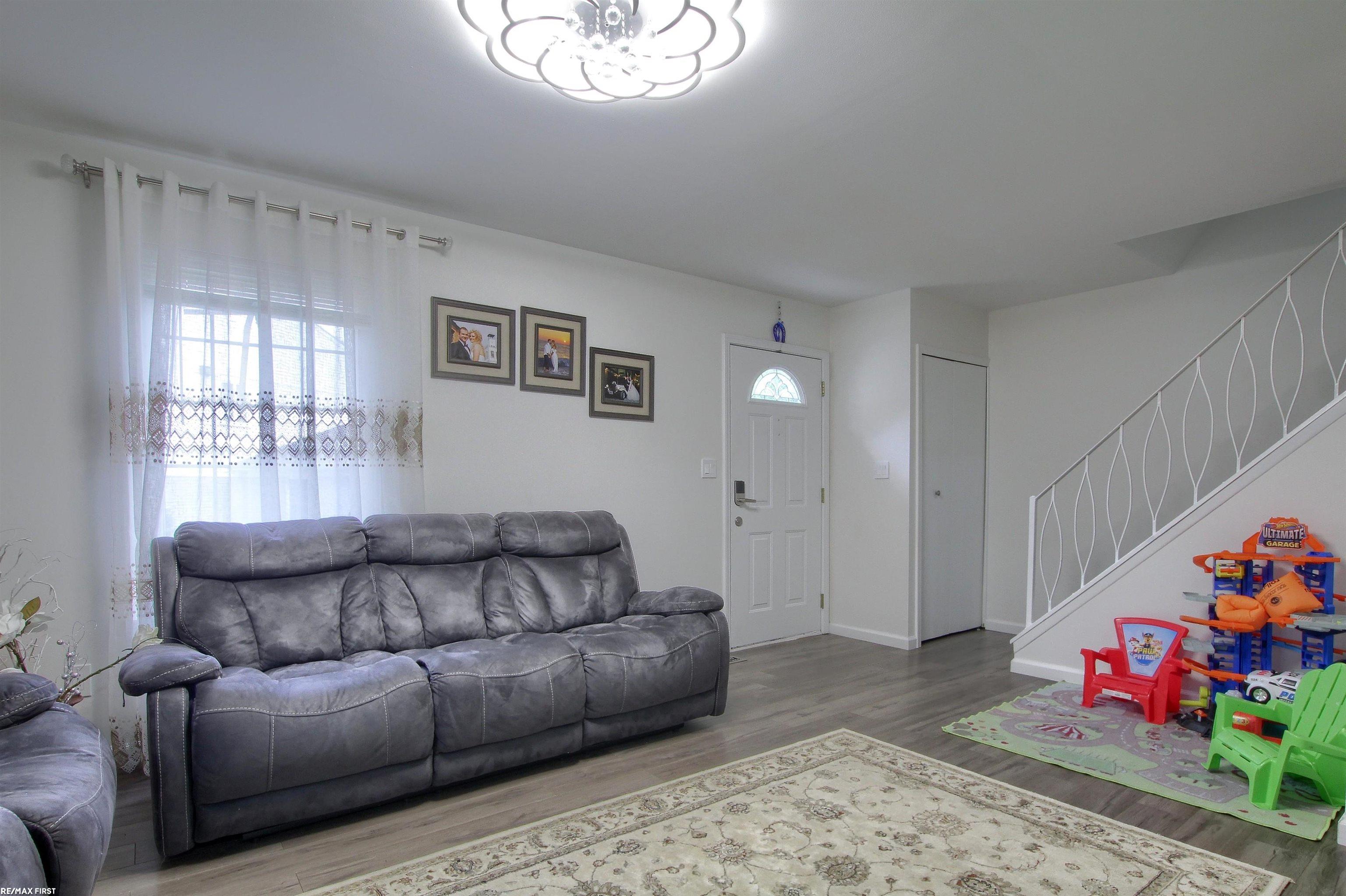 38343 Carolon Blvd Property Photo 5