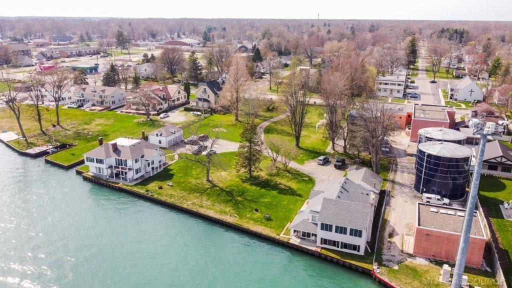 1516 St Clair River Drive Property Photo 2
