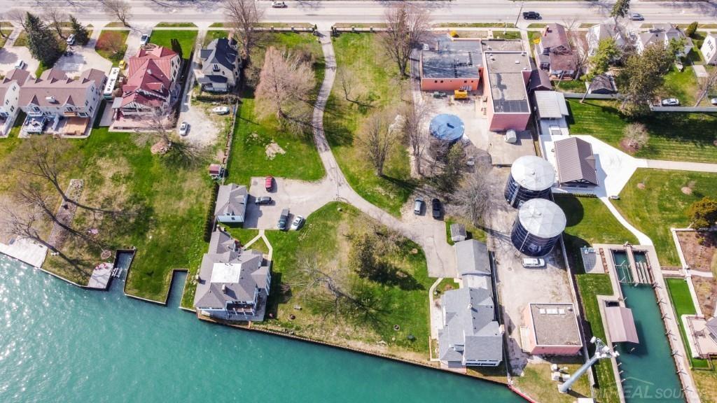 1516 St Clair River Drive Property Photo 3