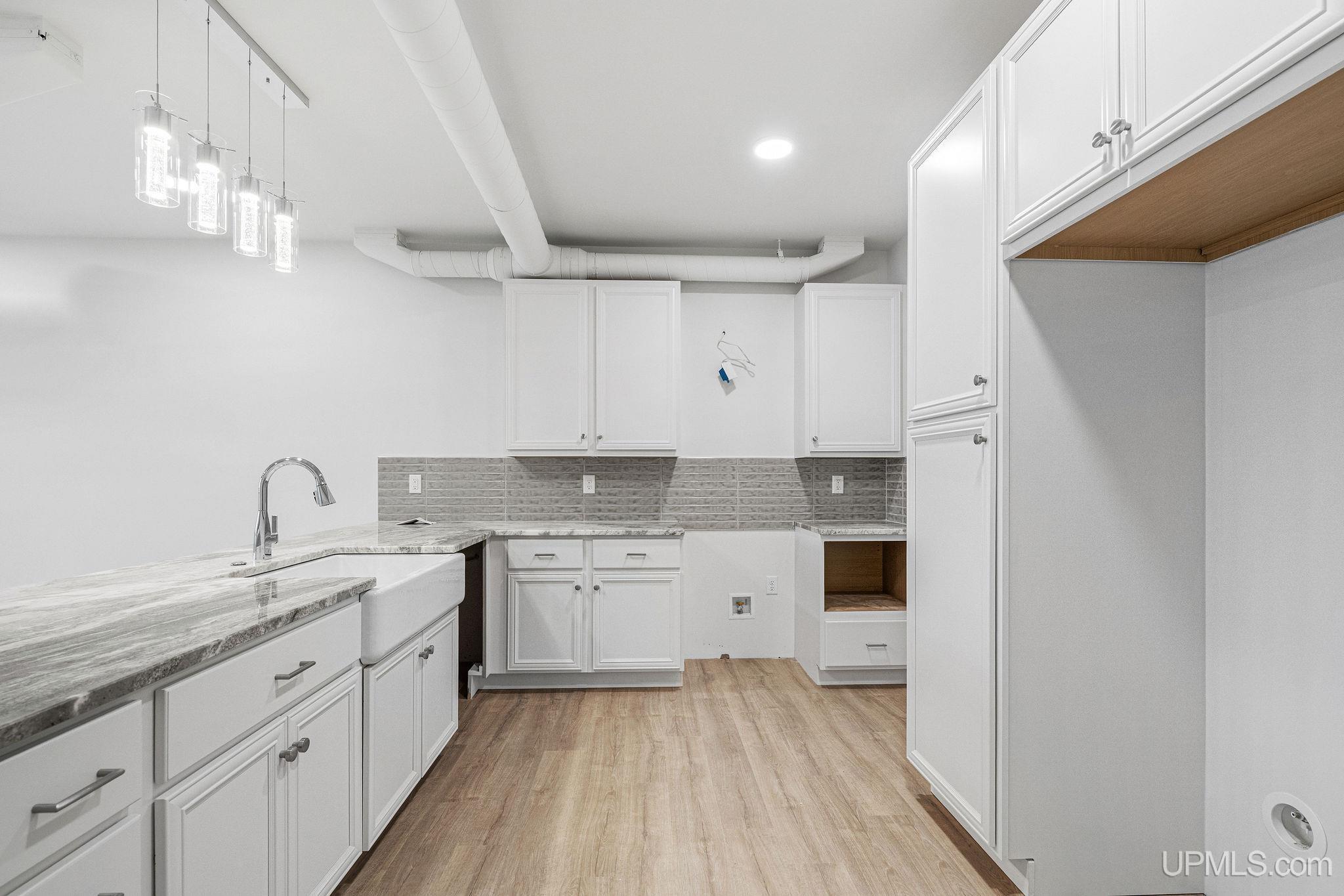 (unit 8) - 2401 N Lakeshore Boulevard Property Photo 3