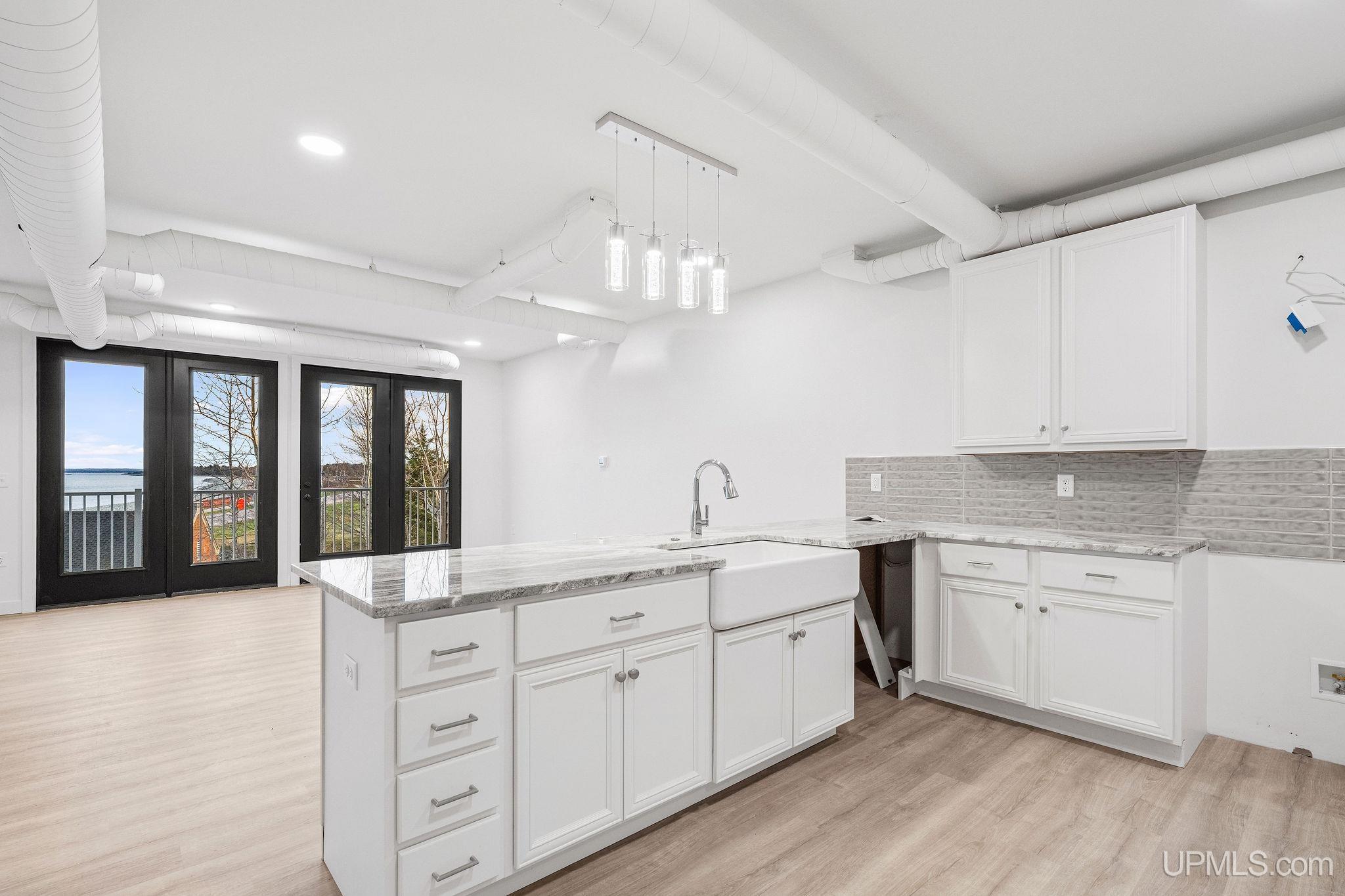 (unit 8) - 2401 N Lakeshore Boulevard Property Photo 5