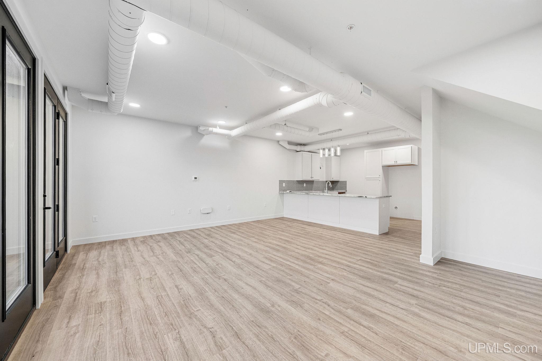 (unit 8) - 2401 N Lakeshore Boulevard Property Photo 6