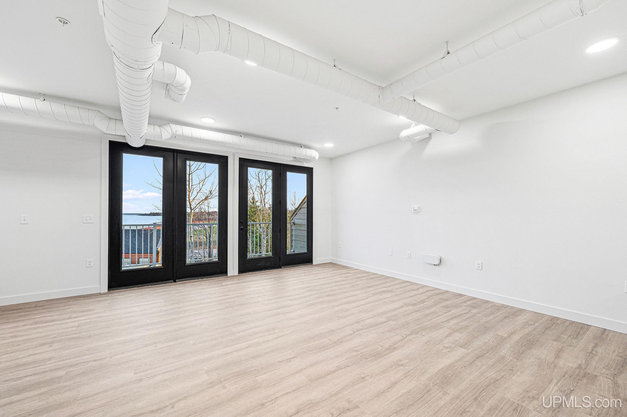 (unit 8) - 2401 N Lakeshore Boulevard Property Photo 8