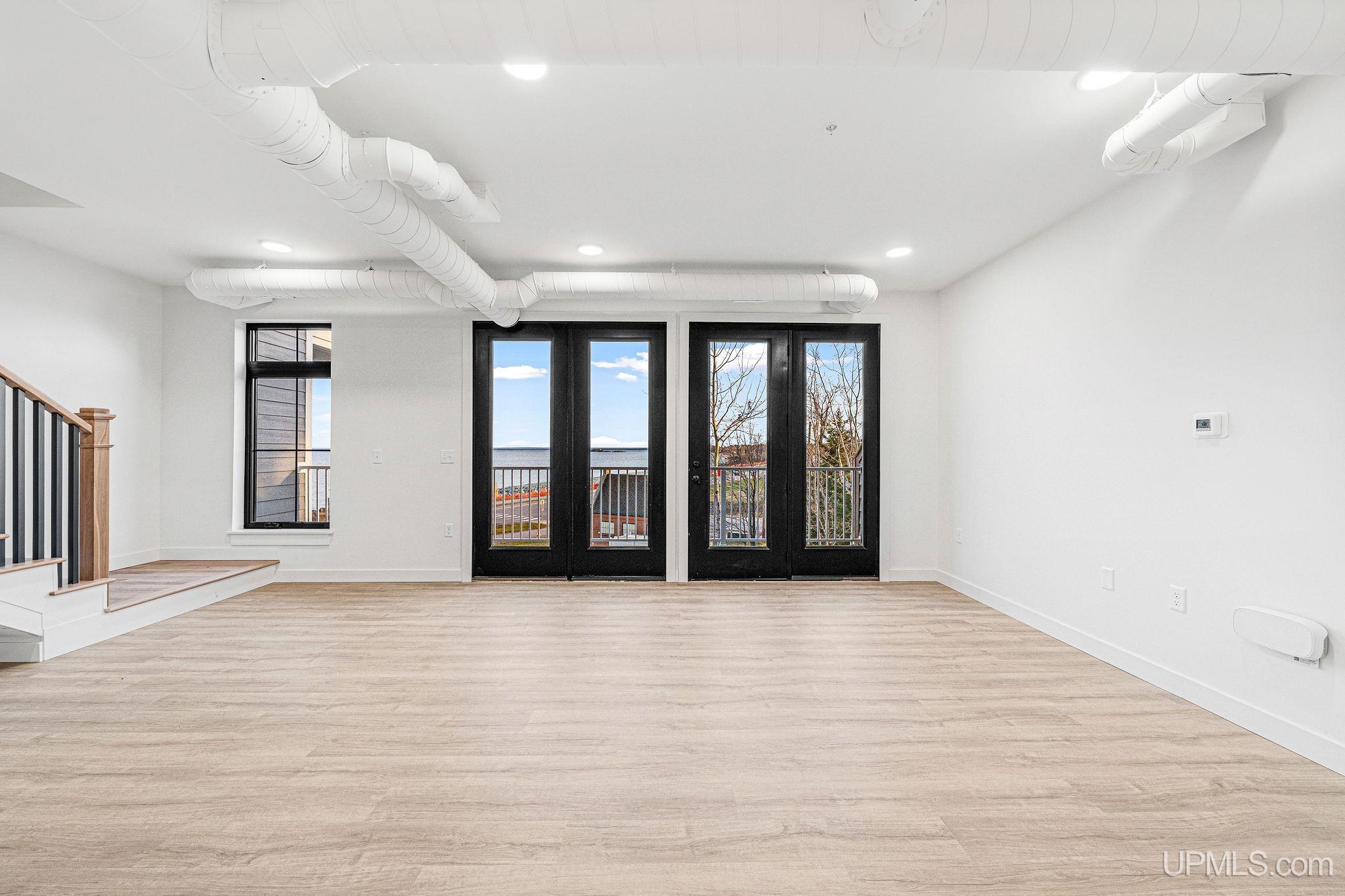 (unit 8) - 2401 N Lakeshore Boulevard Property Photo 9