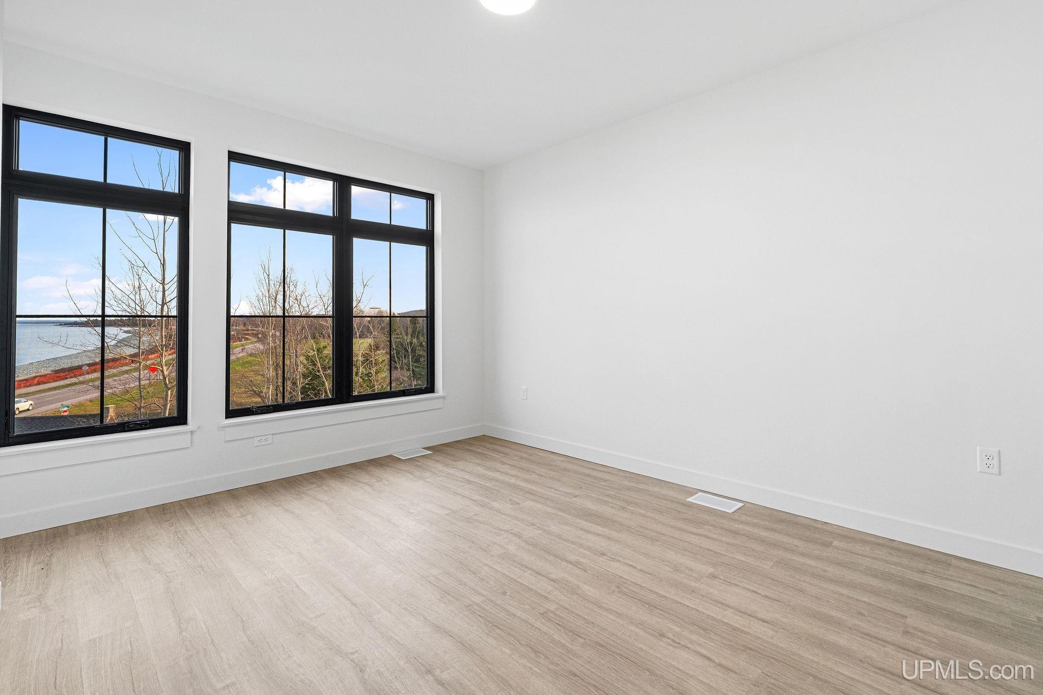(unit 8) - 2401 N Lakeshore Boulevard Property Photo 10