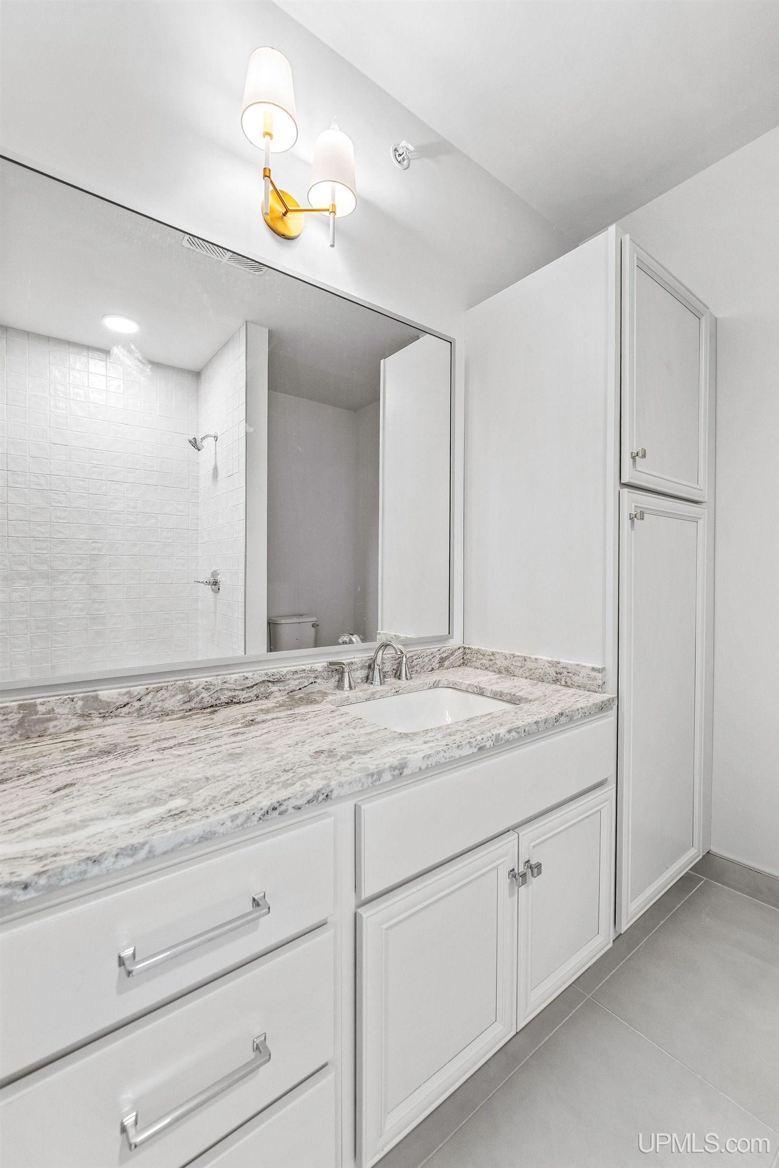 (unit 8) - 2401 N Lakeshore Boulevard Property Photo 12