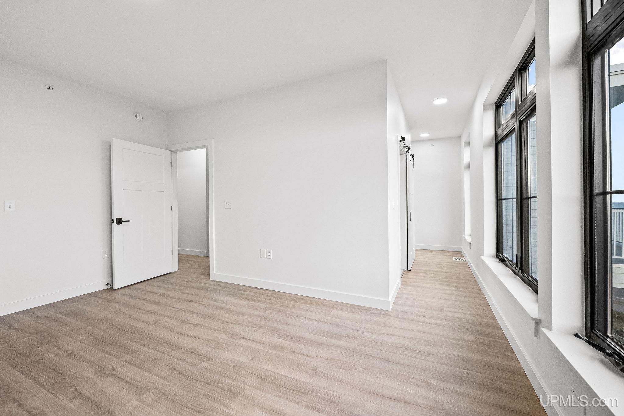 (unit 8) - 2401 N Lakeshore Boulevard Property Photo 13