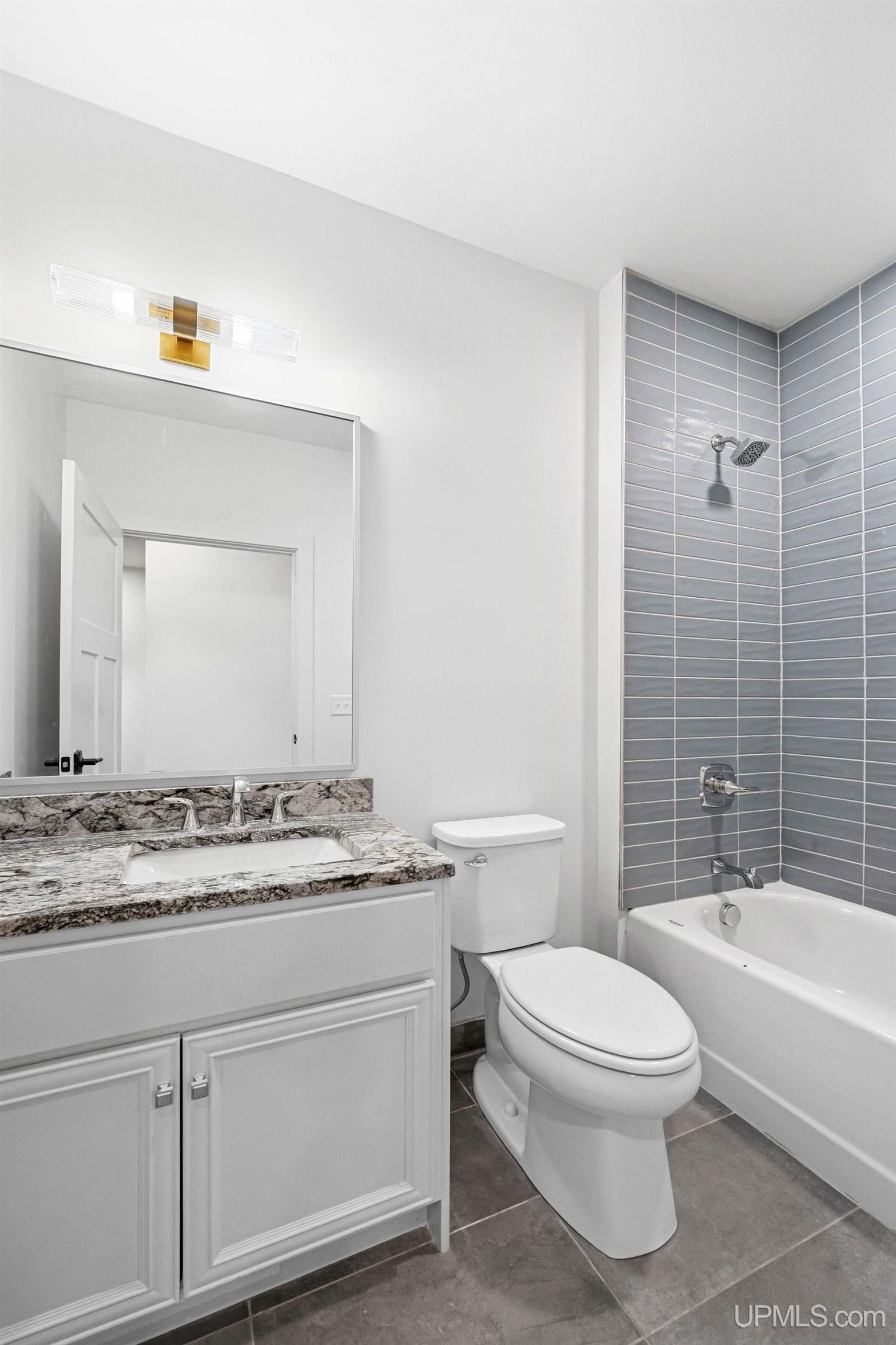 (unit 8) - 2401 N Lakeshore Boulevard Property Photo 14