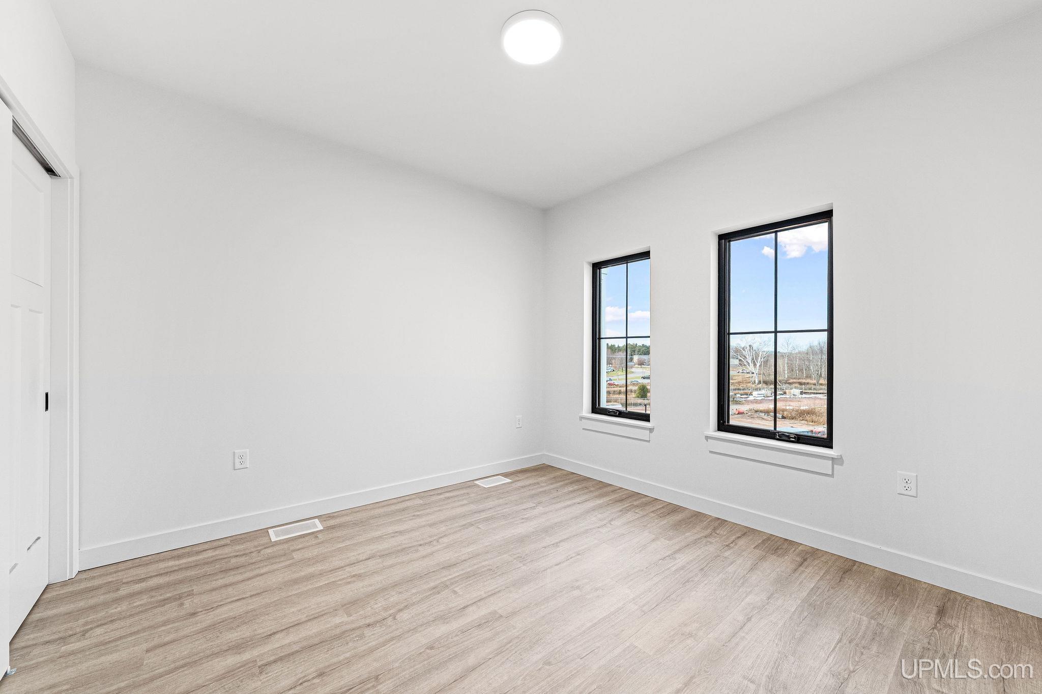 (unit 8) - 2401 N Lakeshore Boulevard Property Photo 15
