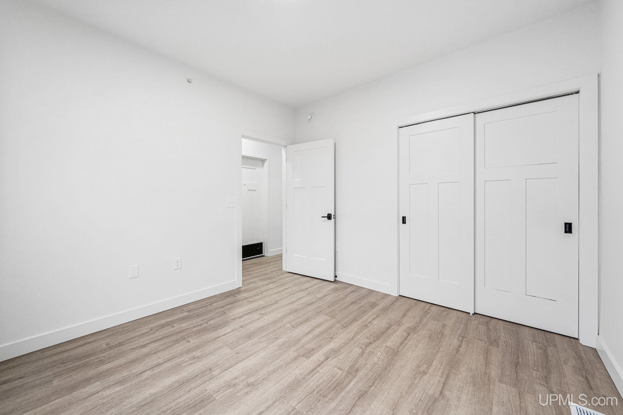 (unit 8) - 2401 N Lakeshore Boulevard Property Photo 16