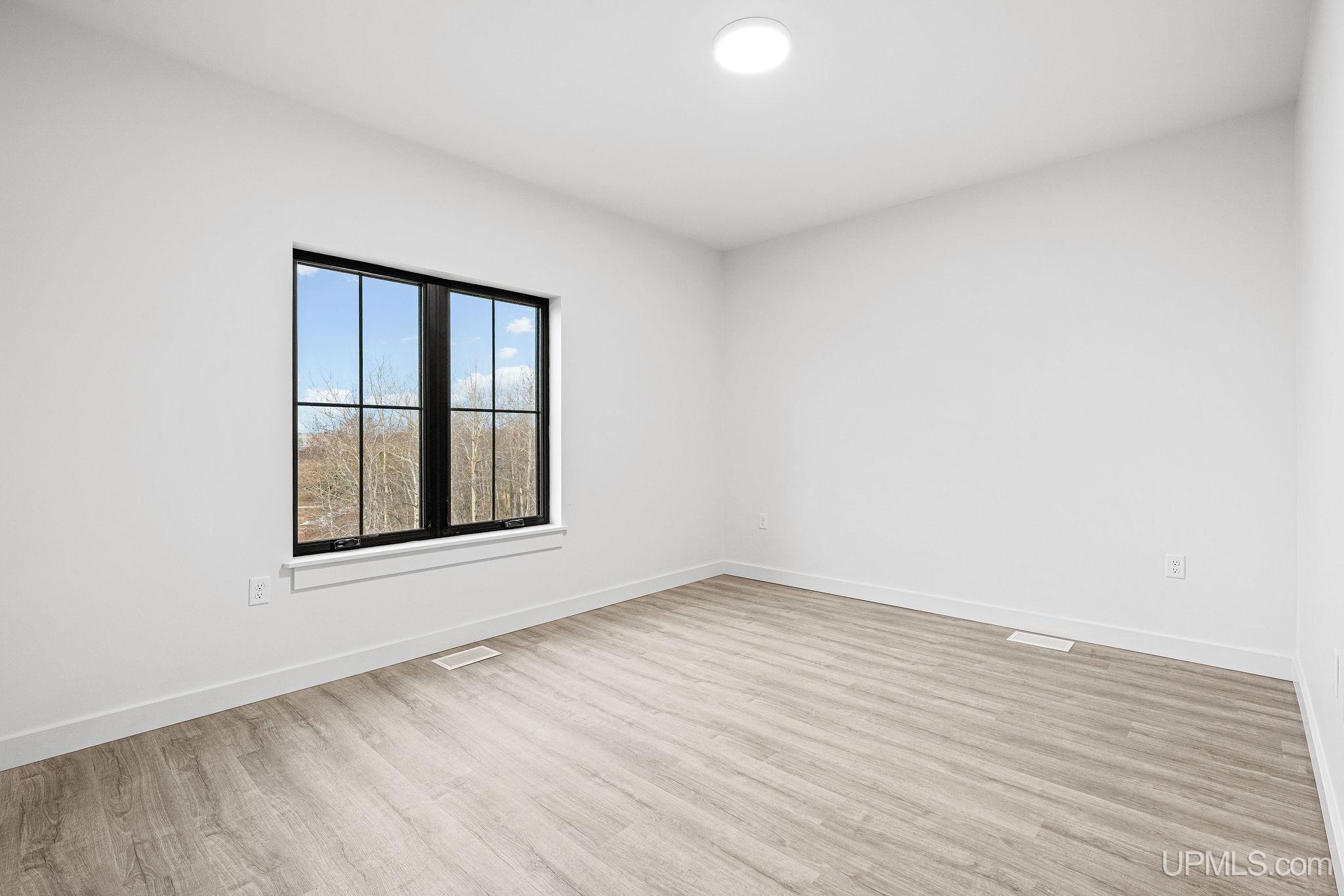 (unit 8) - 2401 N Lakeshore Boulevard Property Photo 17