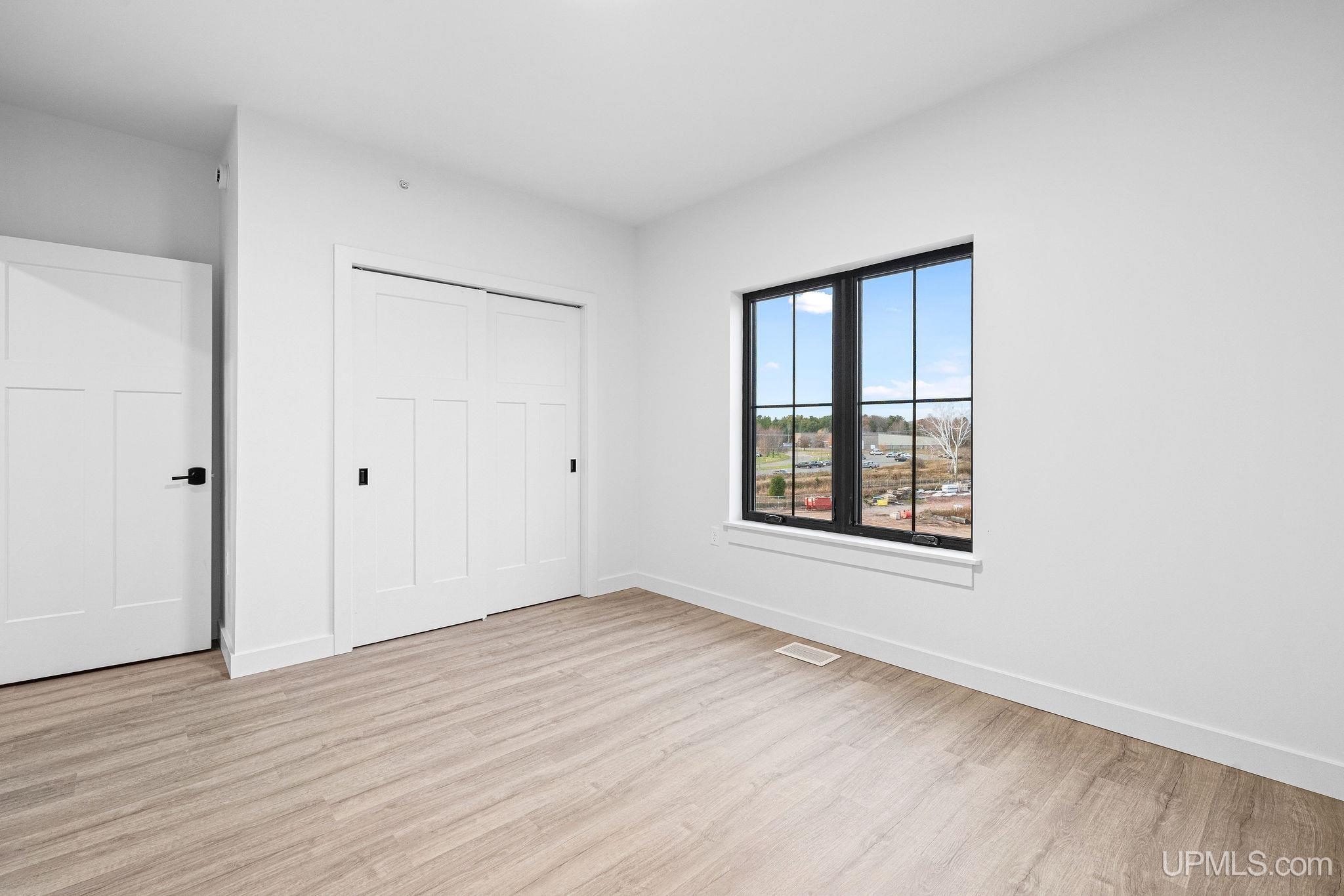 (unit 8) - 2401 N Lakeshore Boulevard Property Photo 18