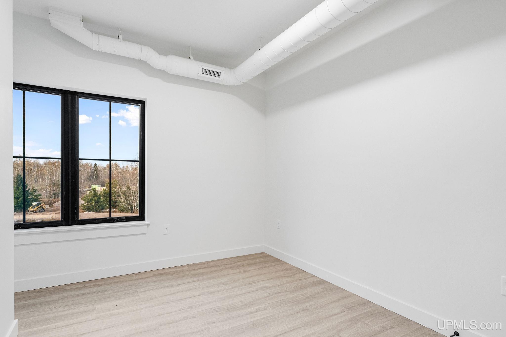 (unit 8) - 2401 N Lakeshore Boulevard Property Photo 20