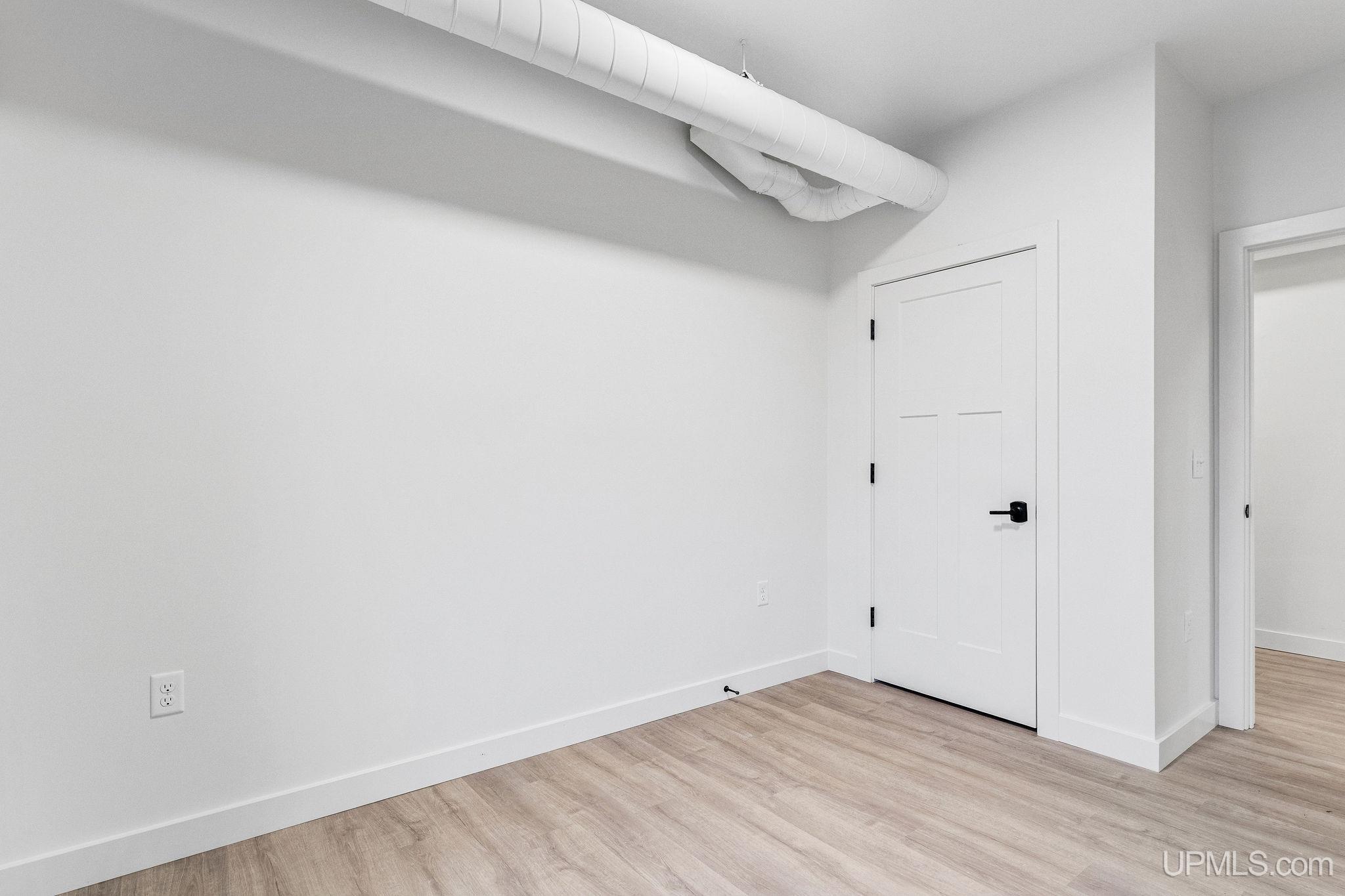 (unit 8) - 2401 N Lakeshore Boulevard Property Photo 21