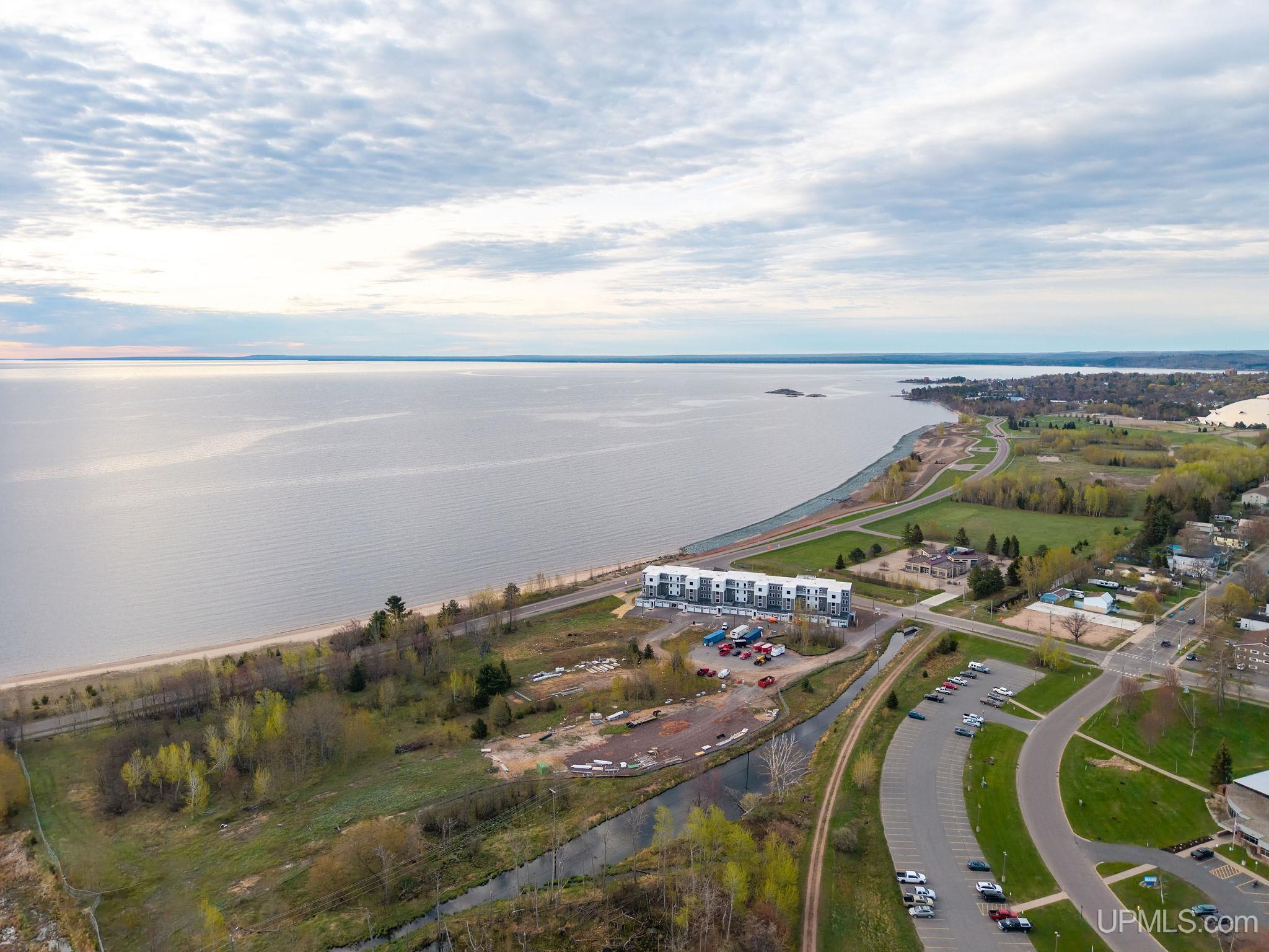 (unit 8) - 2401 N Lakeshore Boulevard Property Photo 25