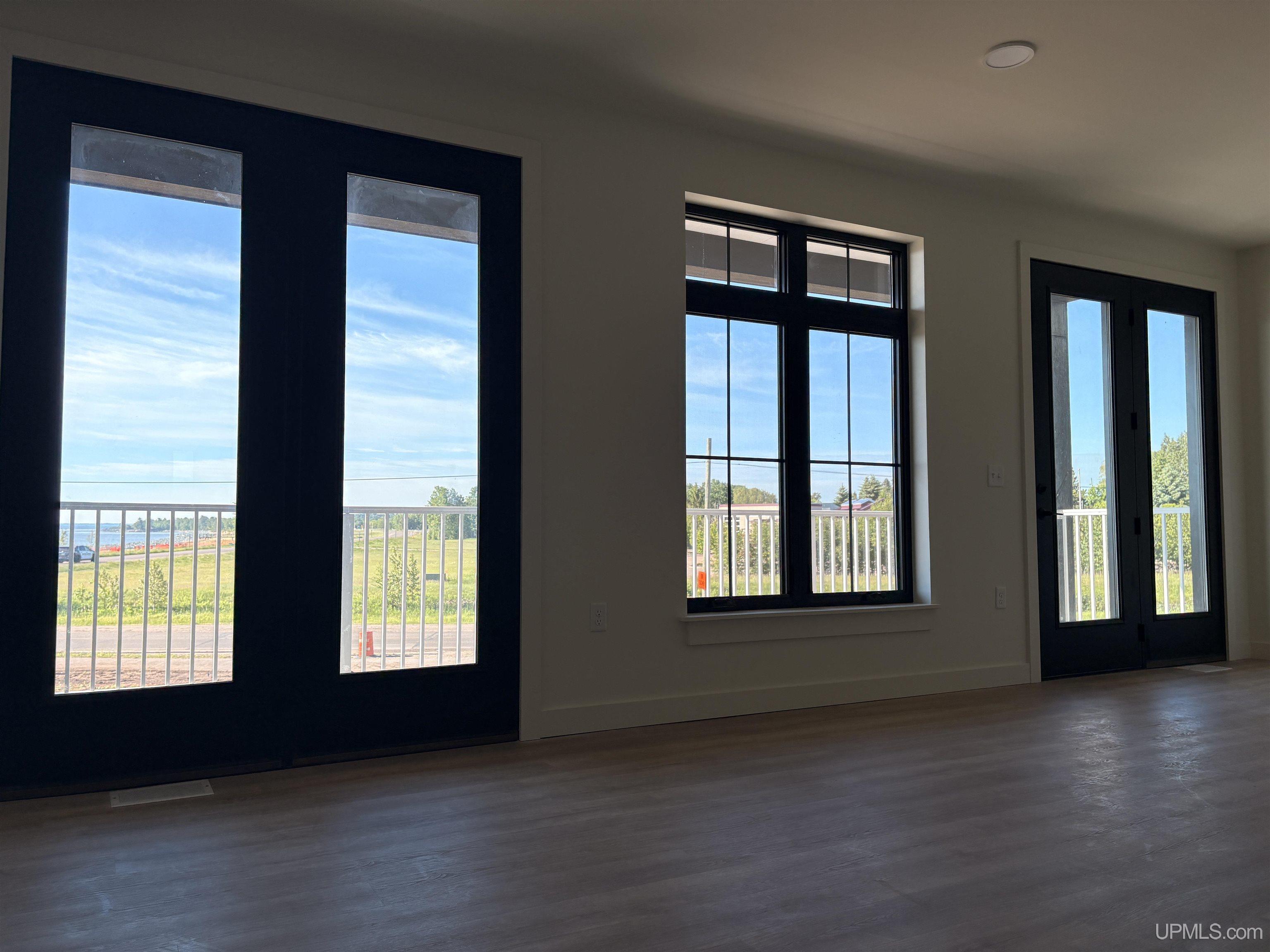 (unit 14) -2401 N Lakeshore Boulevard Property Photo 3