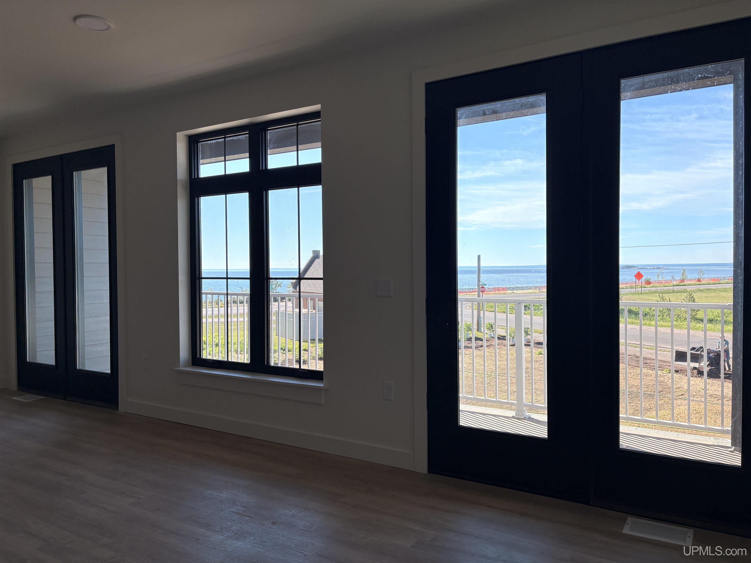 (unit 14) -2401 N Lakeshore Boulevard Property Photo 4