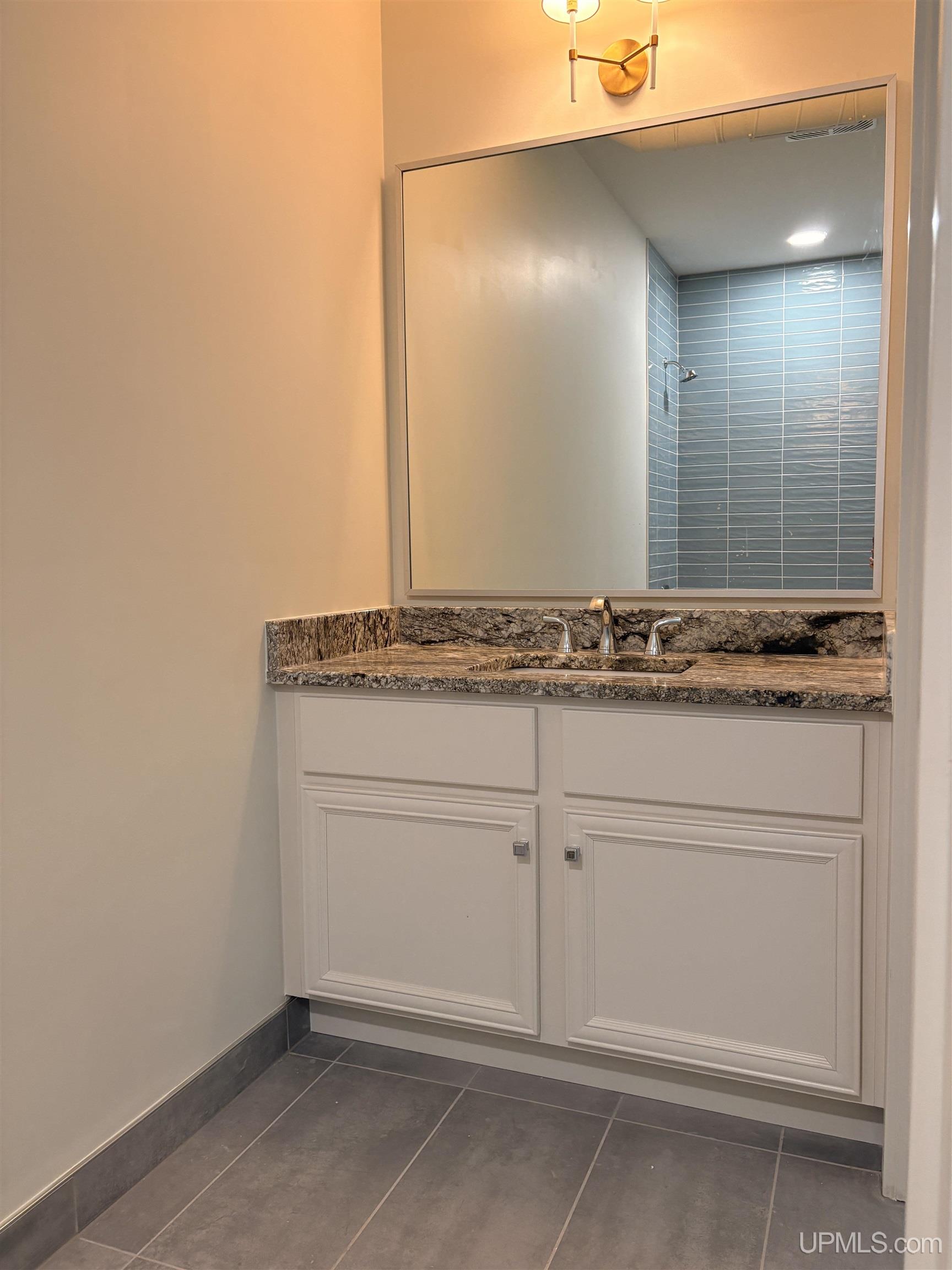 (unit 14) -2401 N Lakeshore Boulevard Property Photo 7