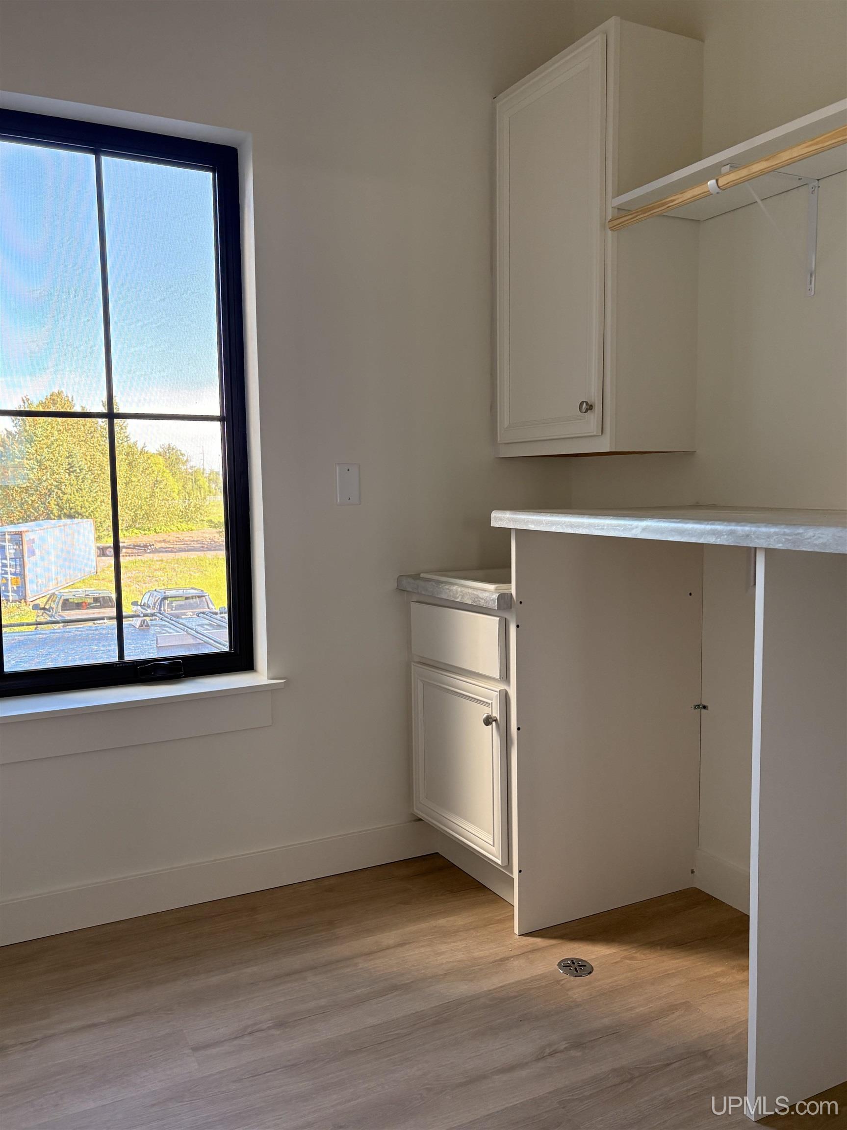 (unit 14) -2401 N Lakeshore Boulevard Property Photo 9