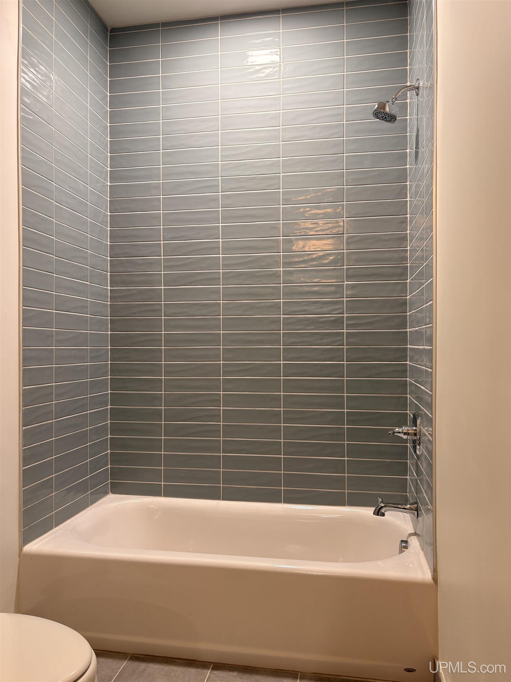 (unit 14) -2401 N Lakeshore Boulevard Property Photo 17
