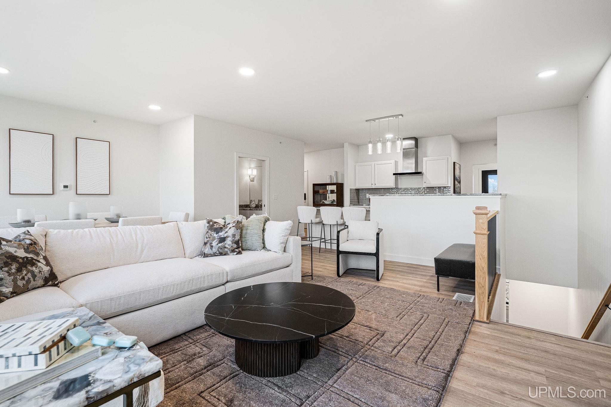 (unit 7) -2401 N Lakeshore Boulevard Property Photo 3