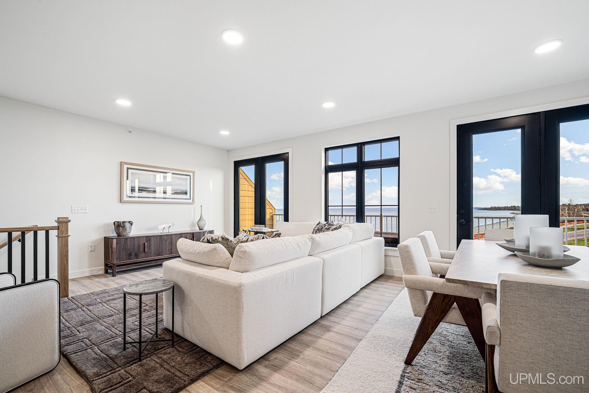 (unit 7) -2401 N Lakeshore Boulevard Property Photo 4