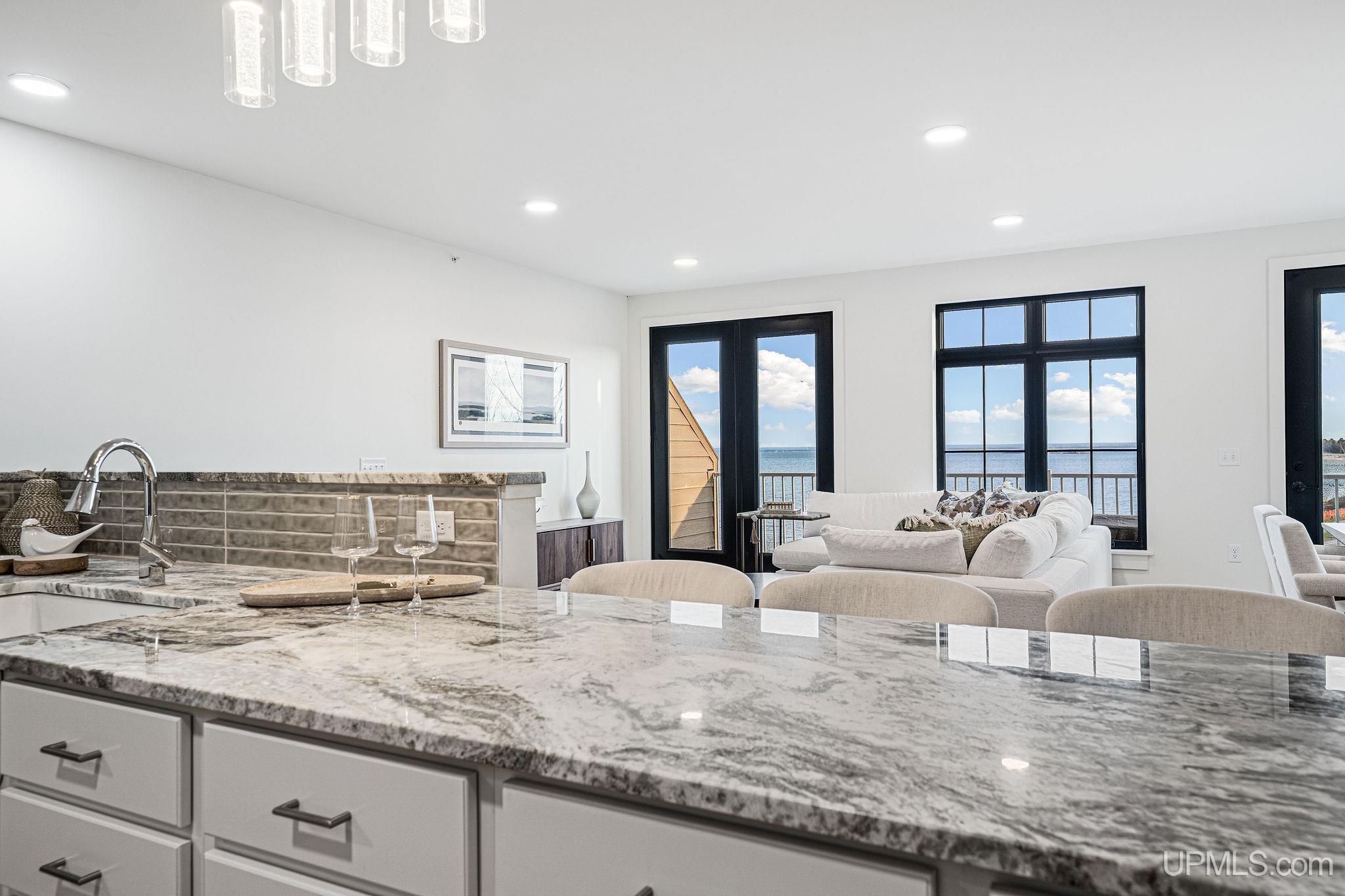 (unit 7) -2401 N Lakeshore Boulevard Property Photo 11