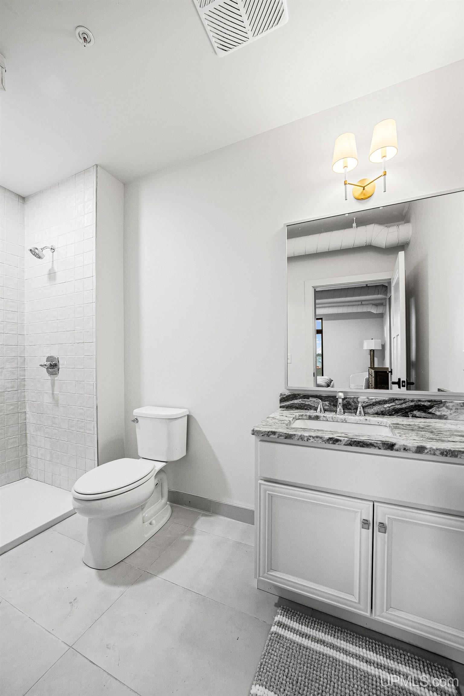 (unit 7) -2401 N Lakeshore Boulevard Property Photo 18