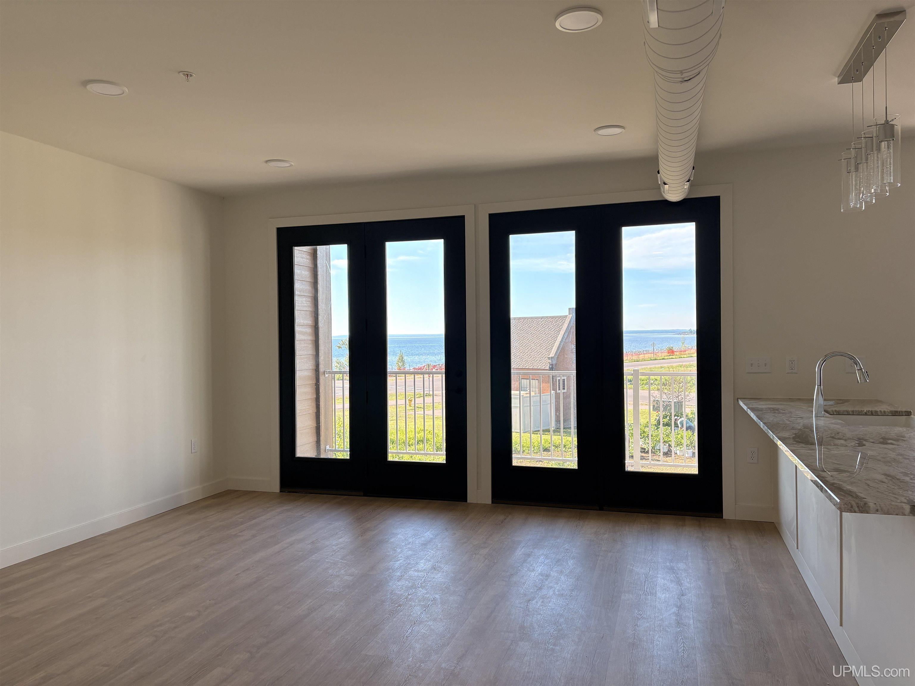 (unit 10) -2401 N Lakeshore Boulevard Property Photo 3