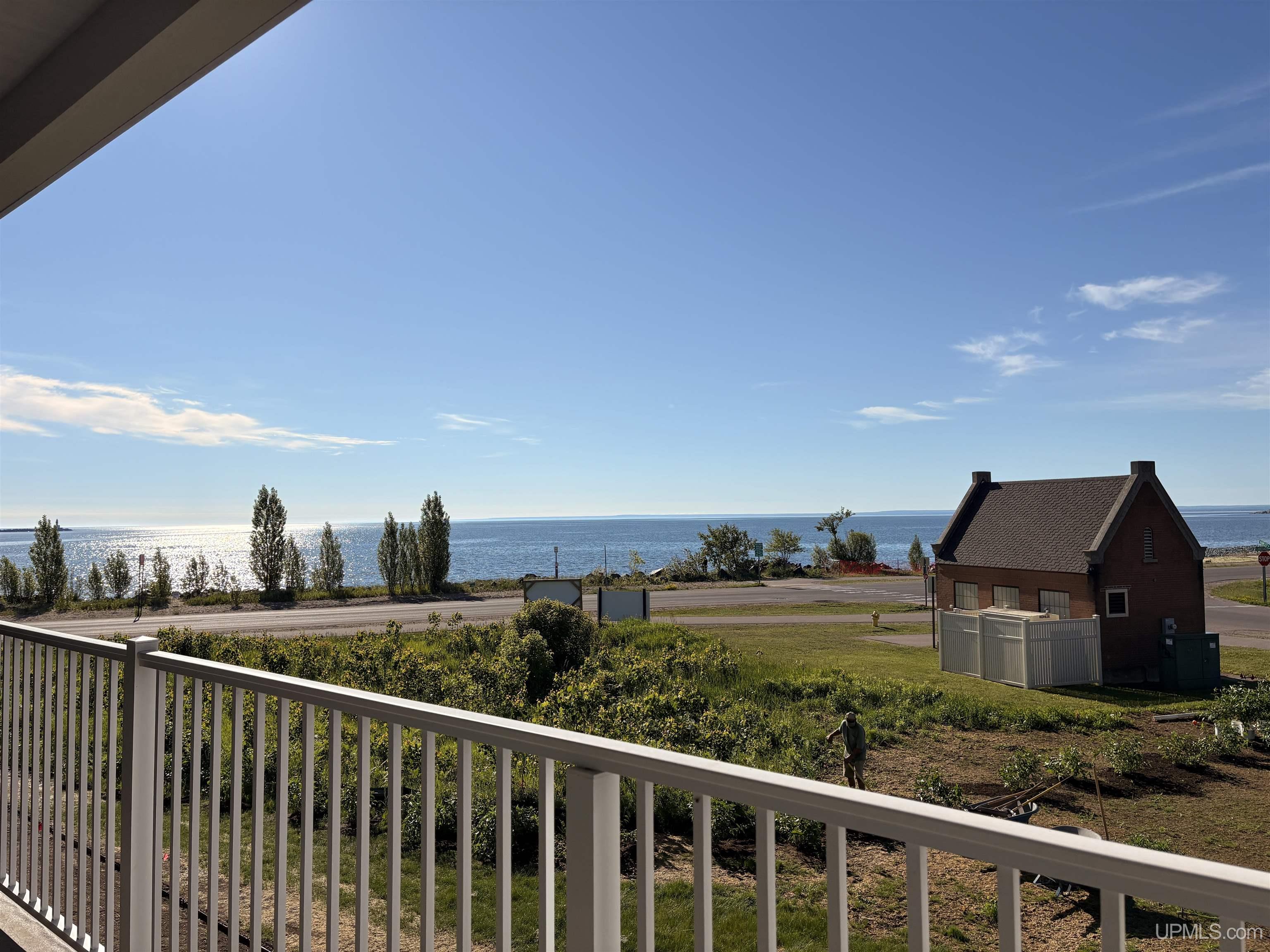 (unit 10) -2401 N Lakeshore Boulevard Property Photo 4