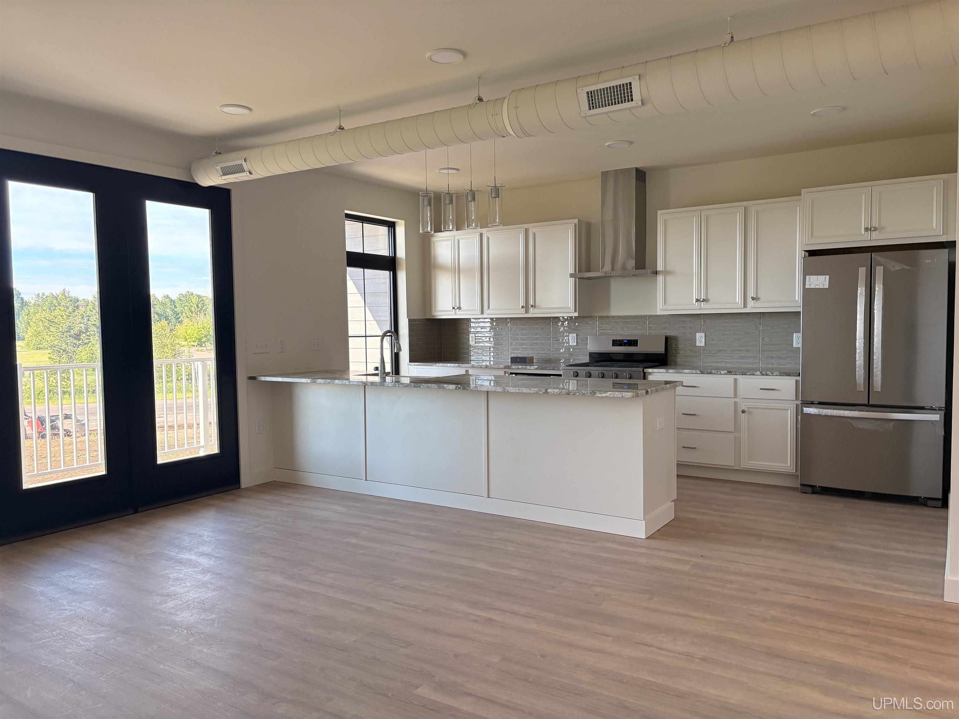 (unit 10) -2401 N Lakeshore Boulevard Property Photo 5