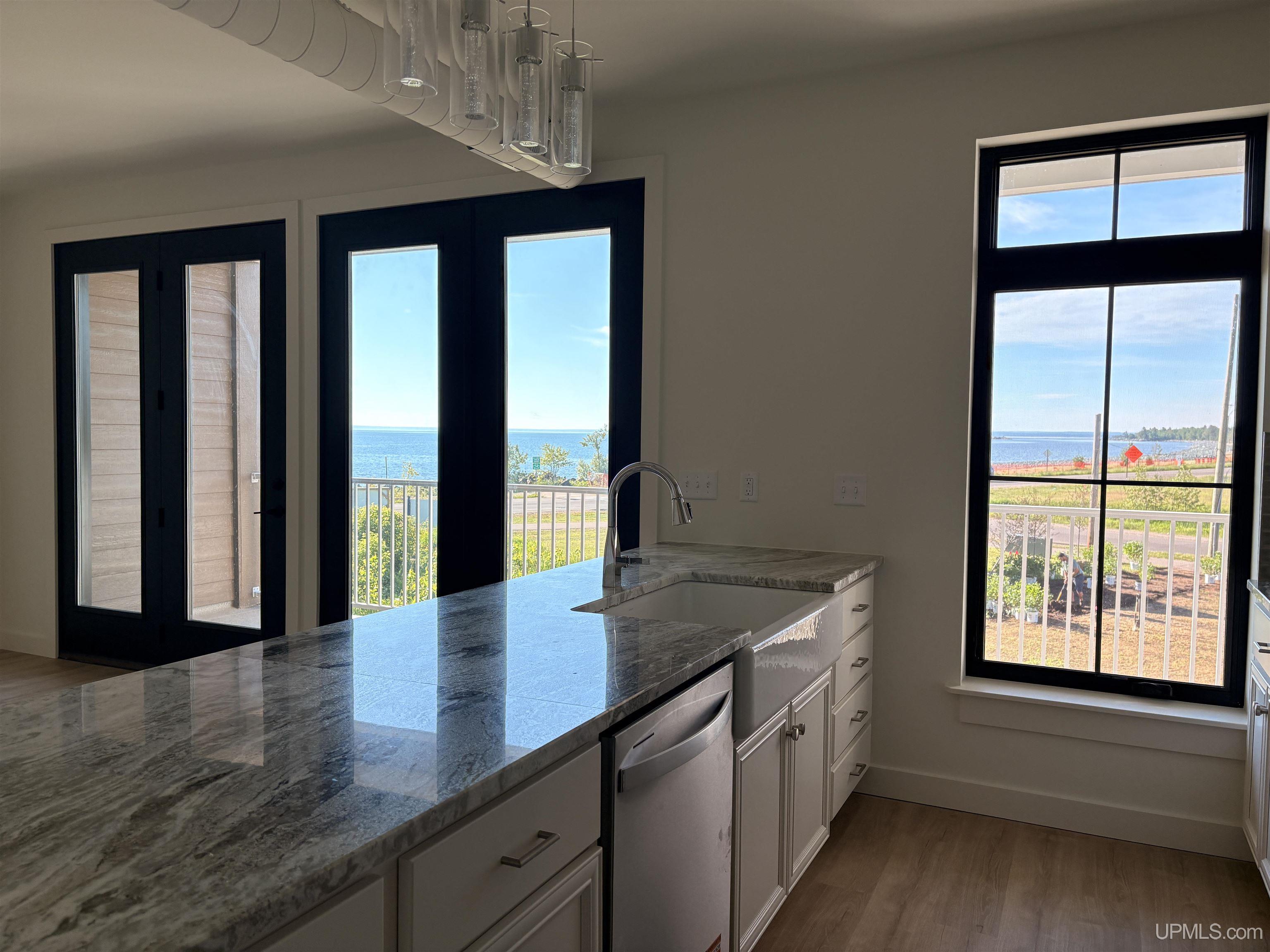 (unit 10) -2401 N Lakeshore Boulevard Property Photo 6