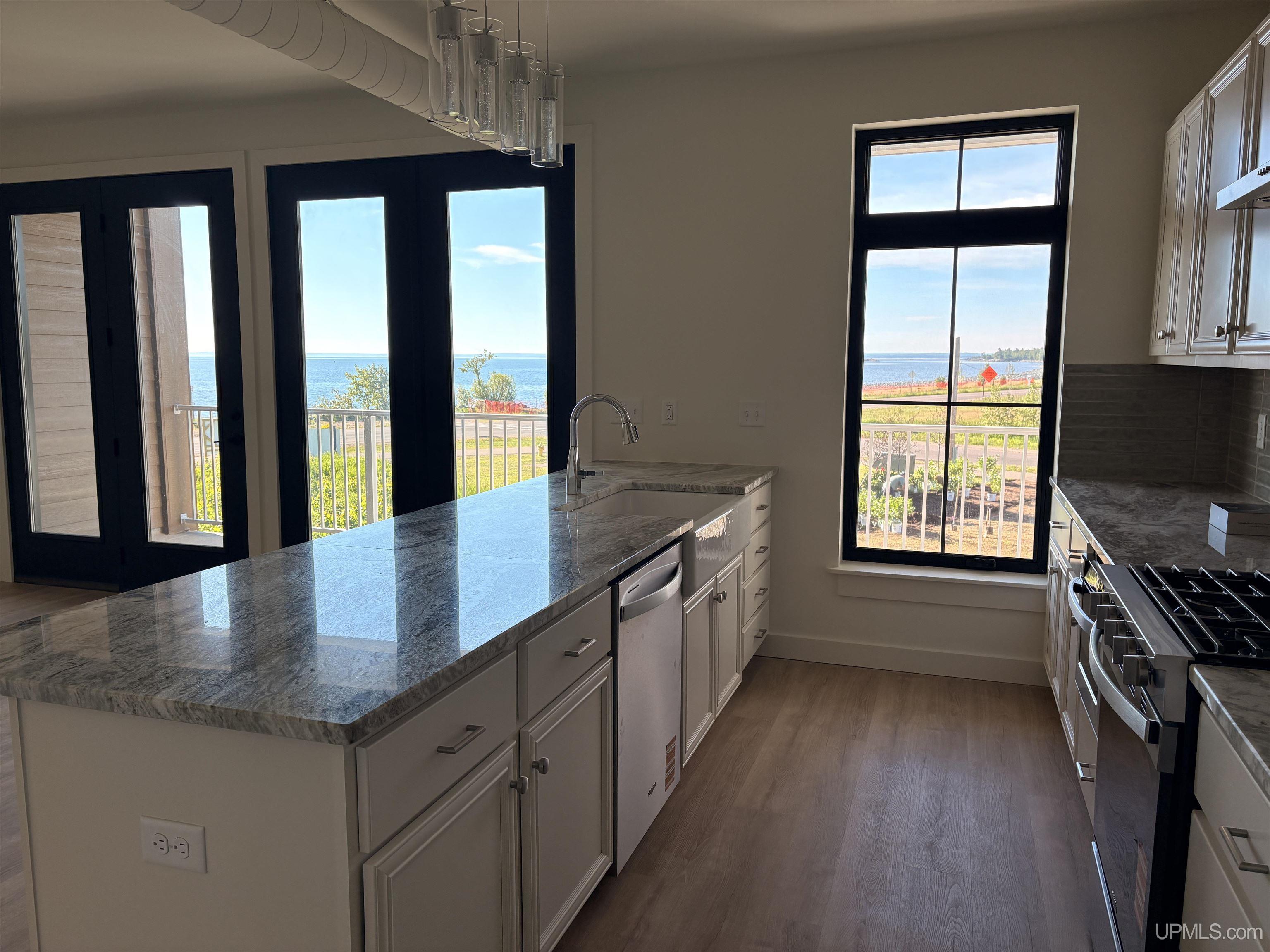 (unit 10) -2401 N Lakeshore Boulevard Property Photo 7