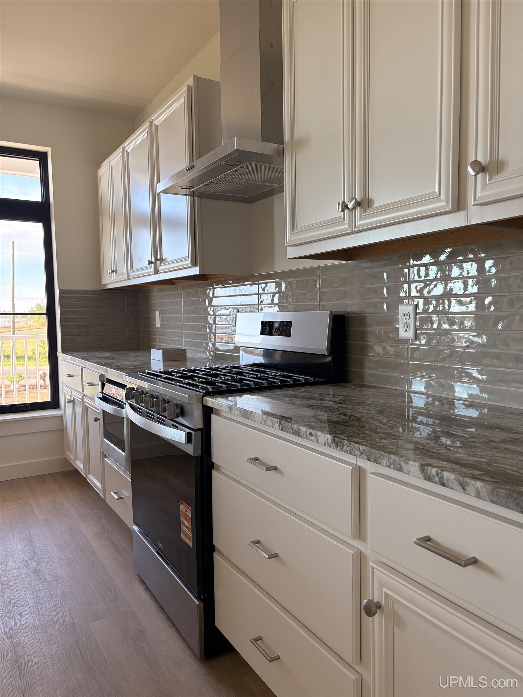 (unit 10) -2401 N Lakeshore Boulevard Property Photo 8