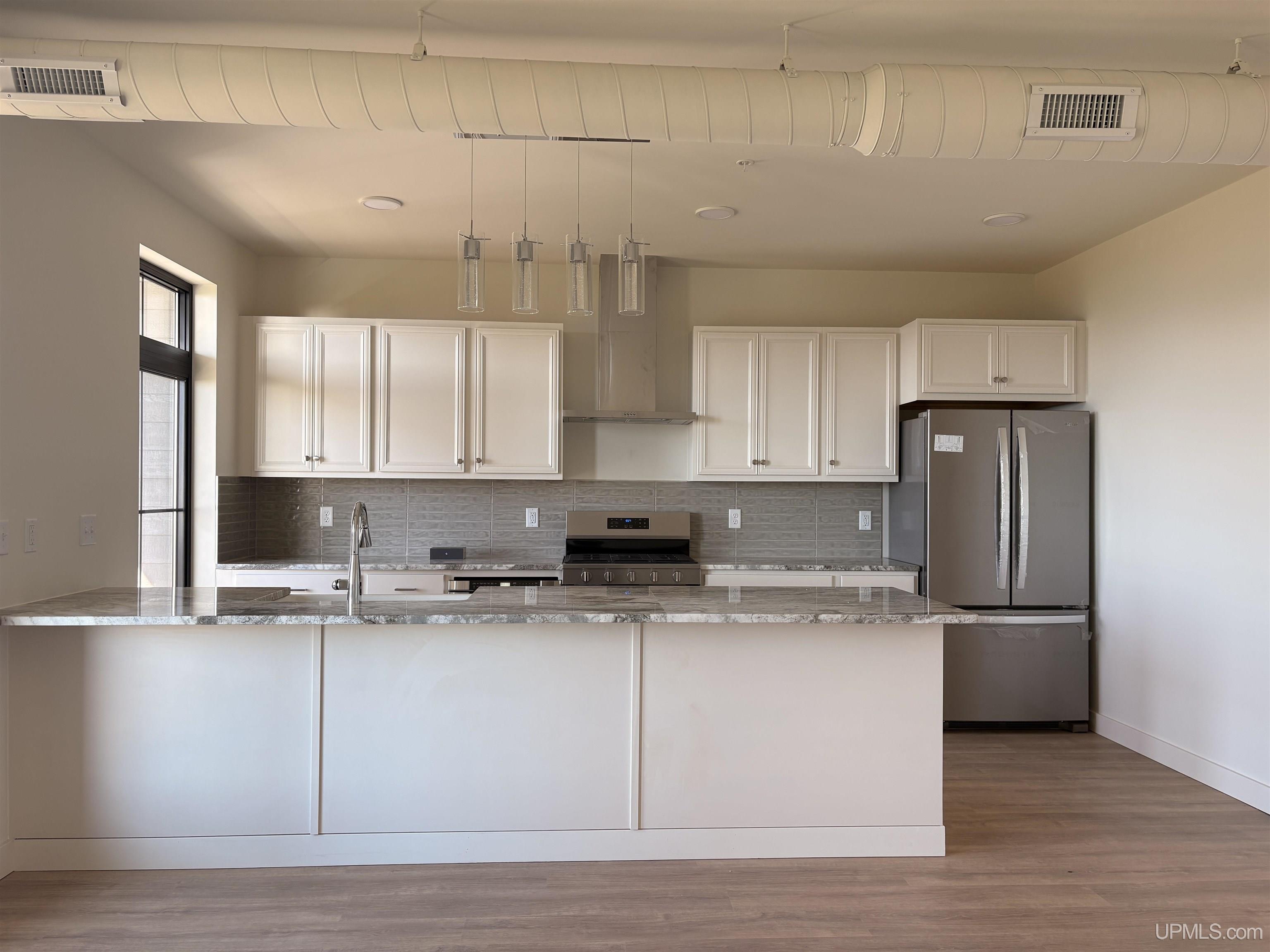 (unit 10) -2401 N Lakeshore Boulevard Property Photo 9