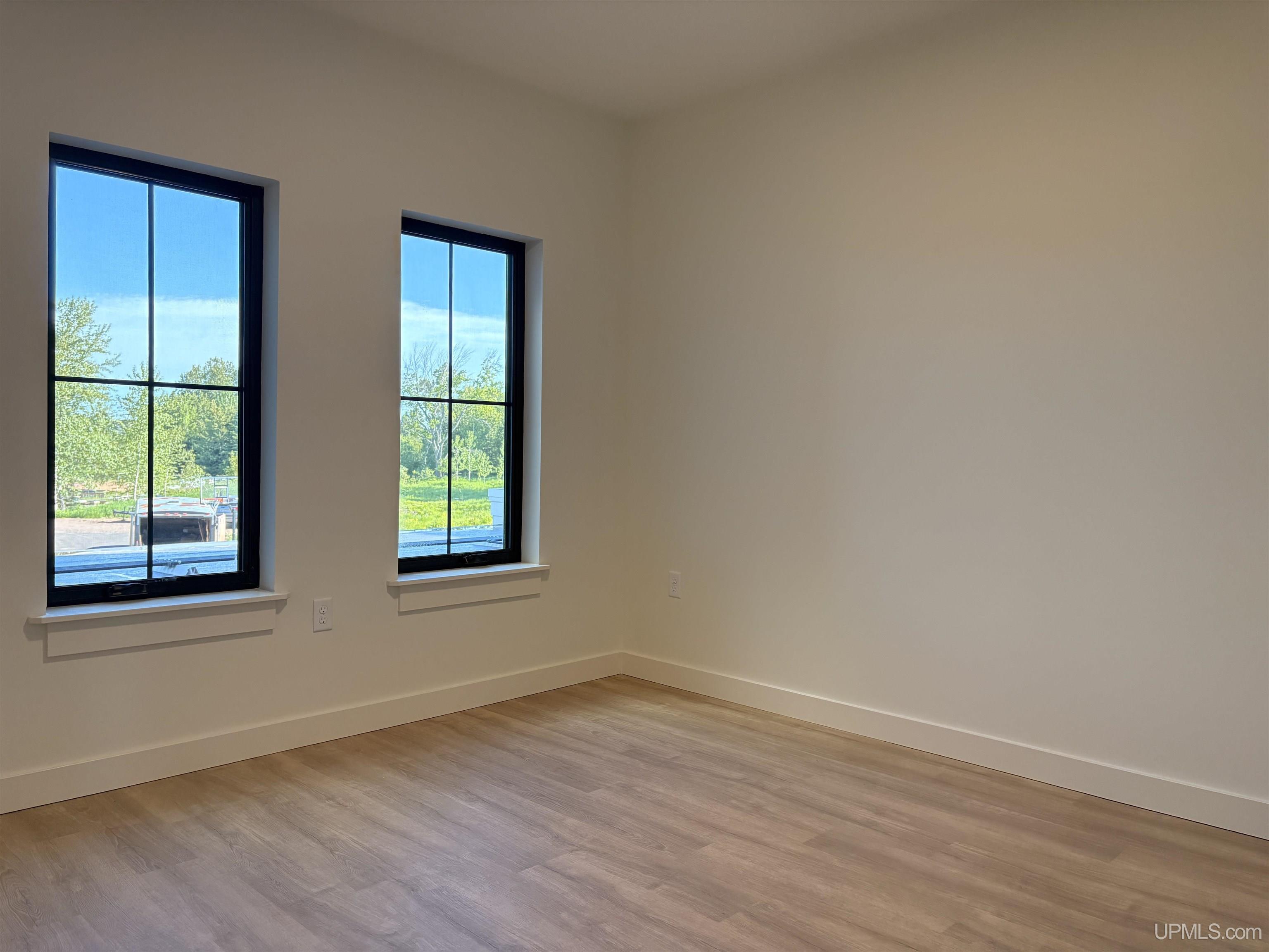 (unit 10) -2401 N Lakeshore Boulevard Property Photo 13