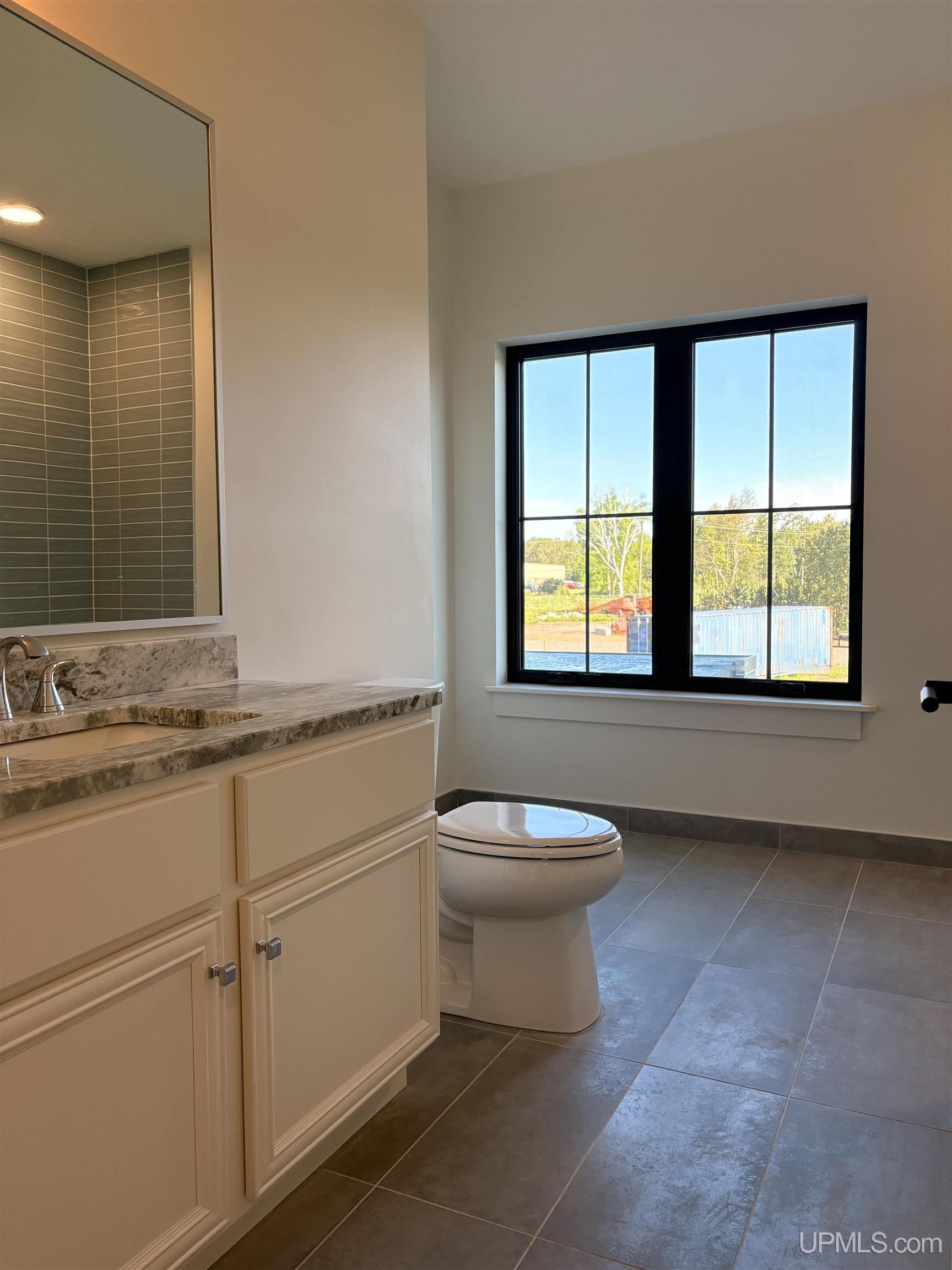 (unit 10) -2401 N Lakeshore Boulevard Property Photo 15