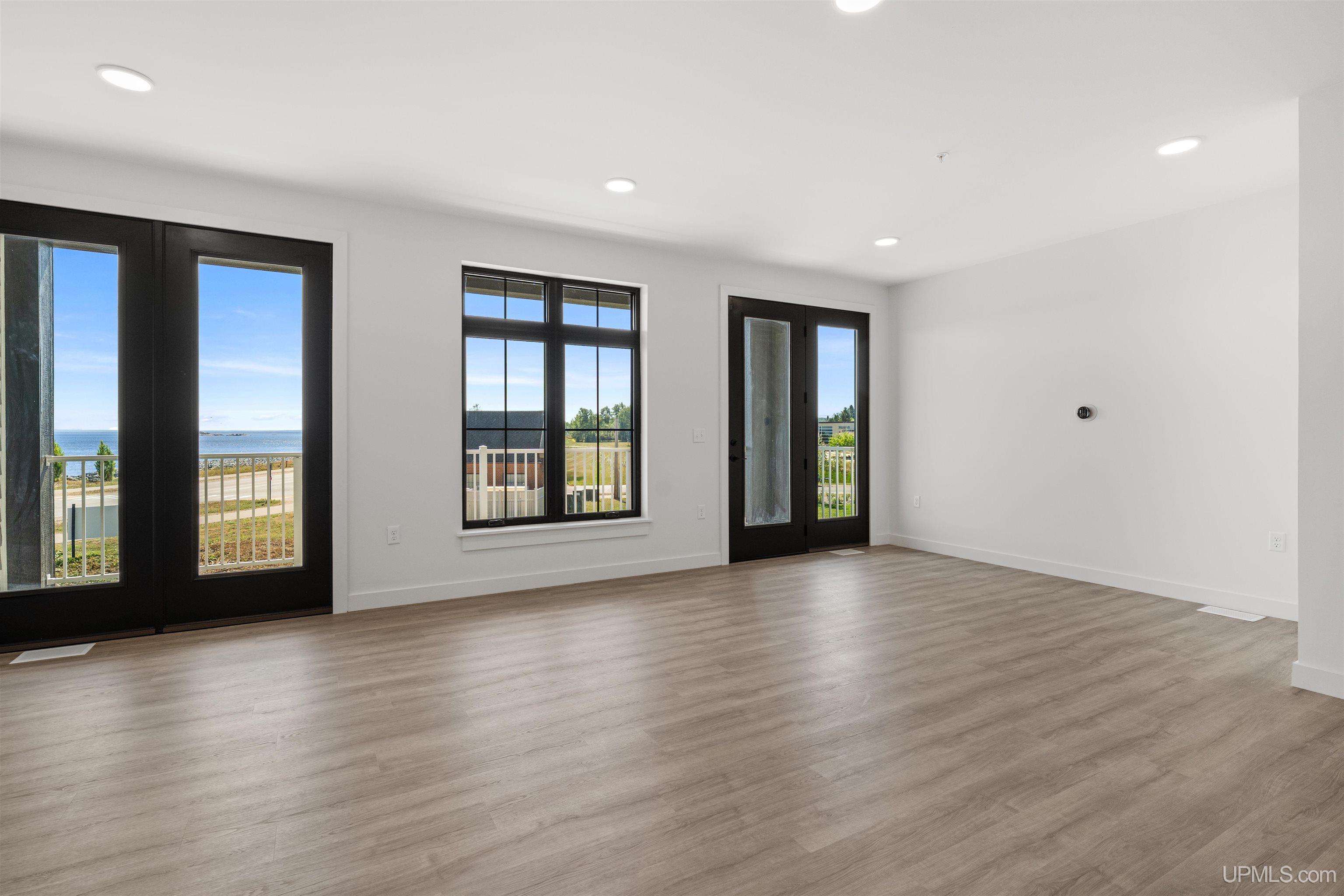 (unit 5) - 2401 N Lakeshore Boulevard Property Photo 9