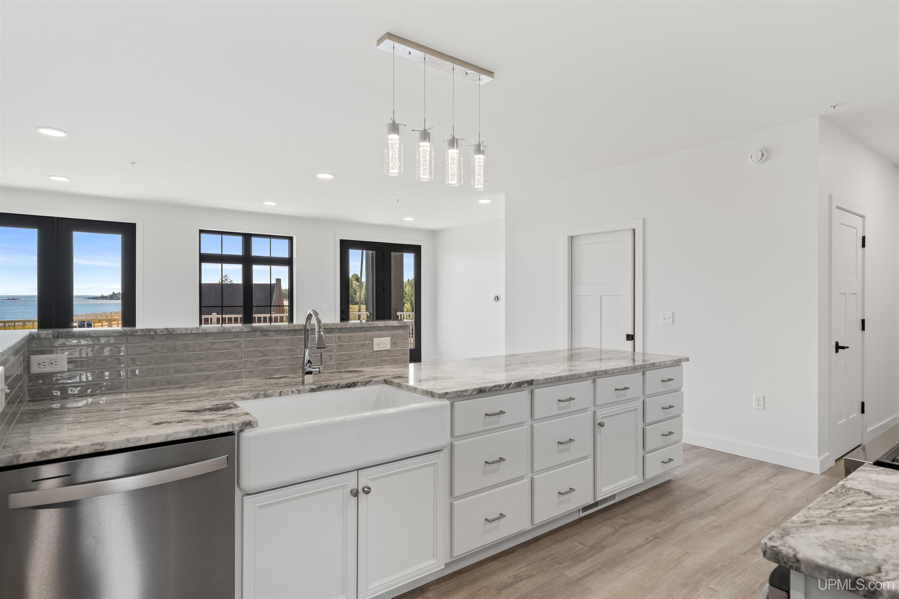 (unit 5) - 2401 N Lakeshore Boulevard Property Photo 19