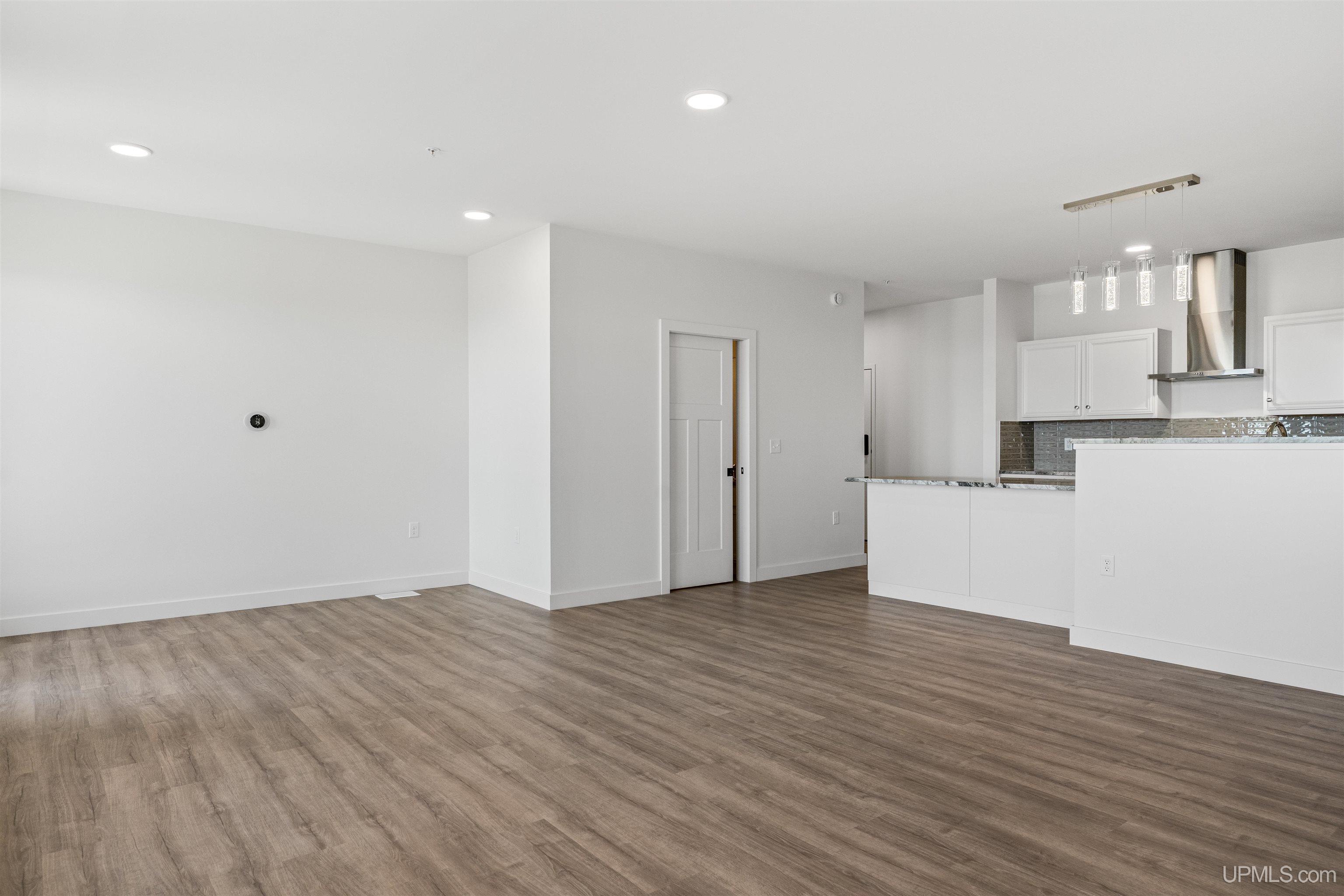 (unit 5) - 2401 N Lakeshore Boulevard Property Photo 22