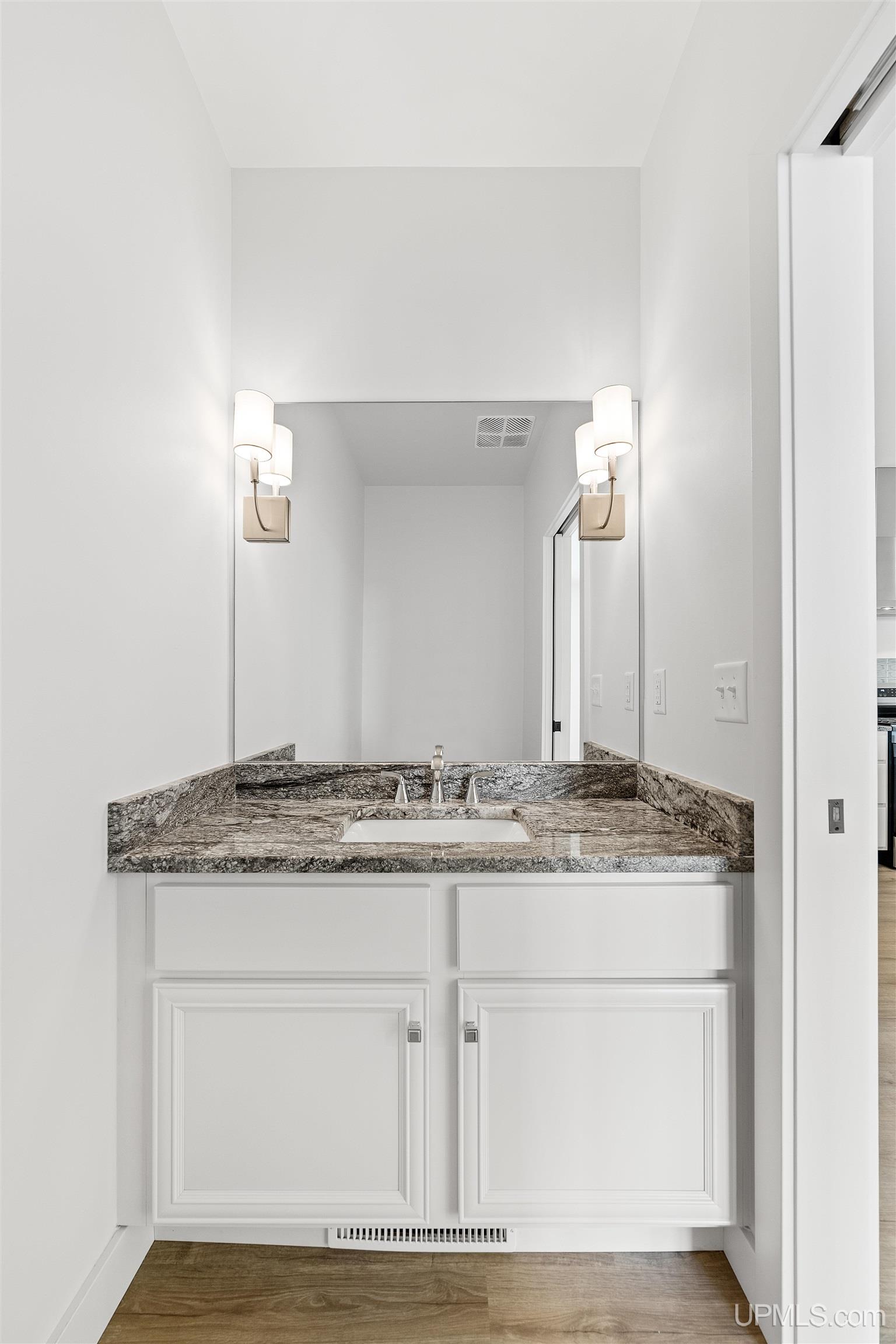 (unit 5) - 2401 N Lakeshore Boulevard Property Photo 23