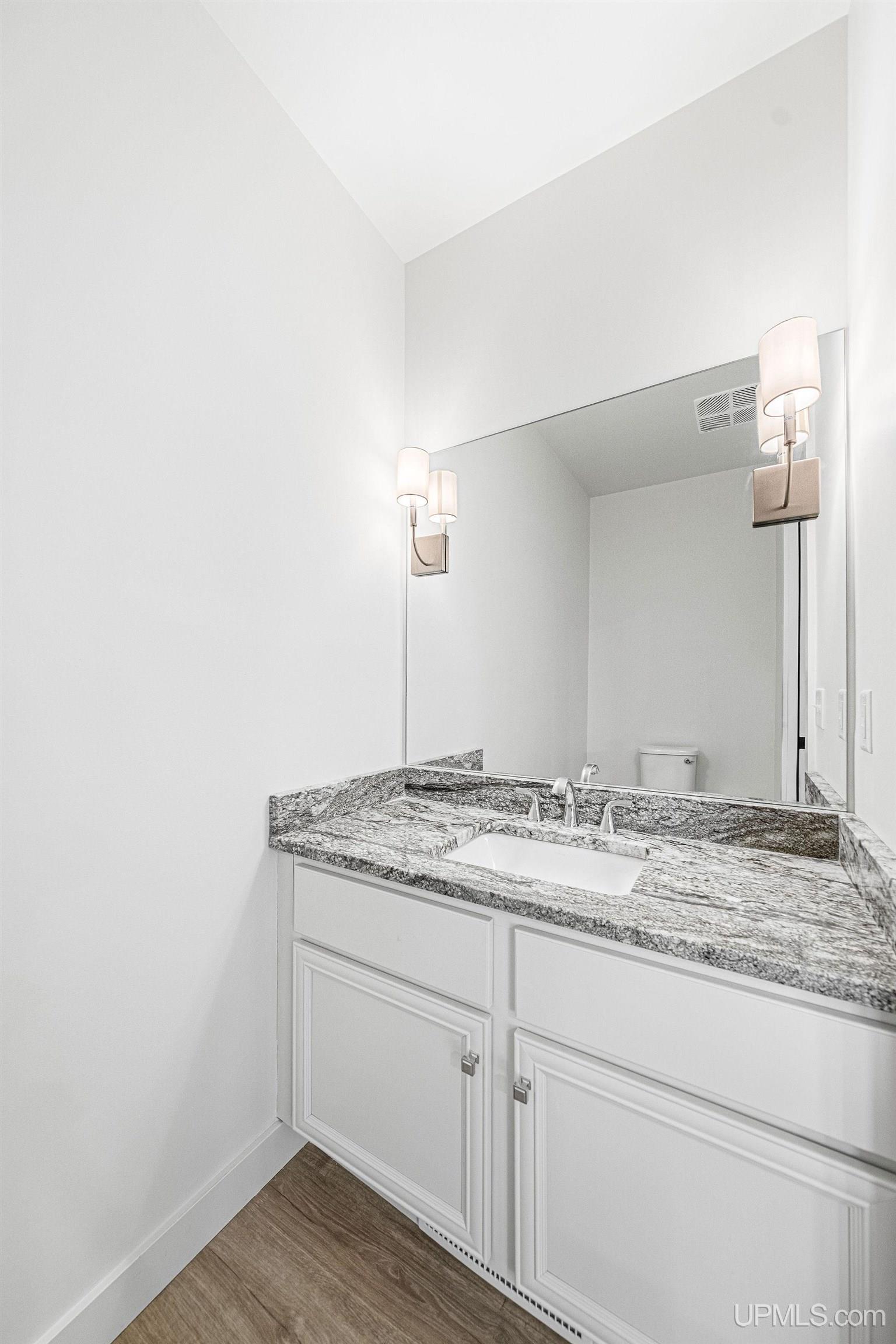 (unit 5) - 2401 N Lakeshore Boulevard Property Photo 24